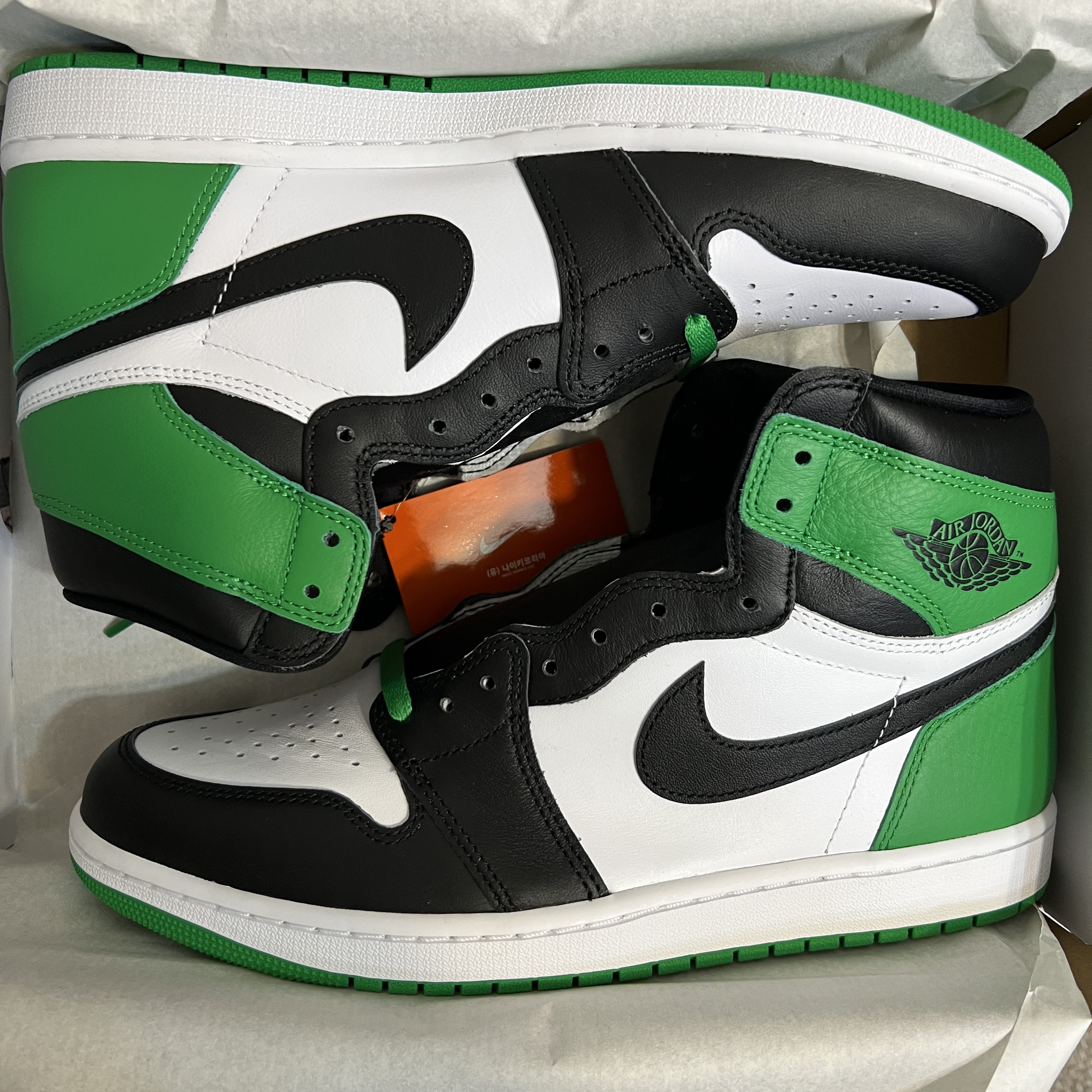 Jordan 1 Retro High OG Black and Lucky Green 착용 스타일