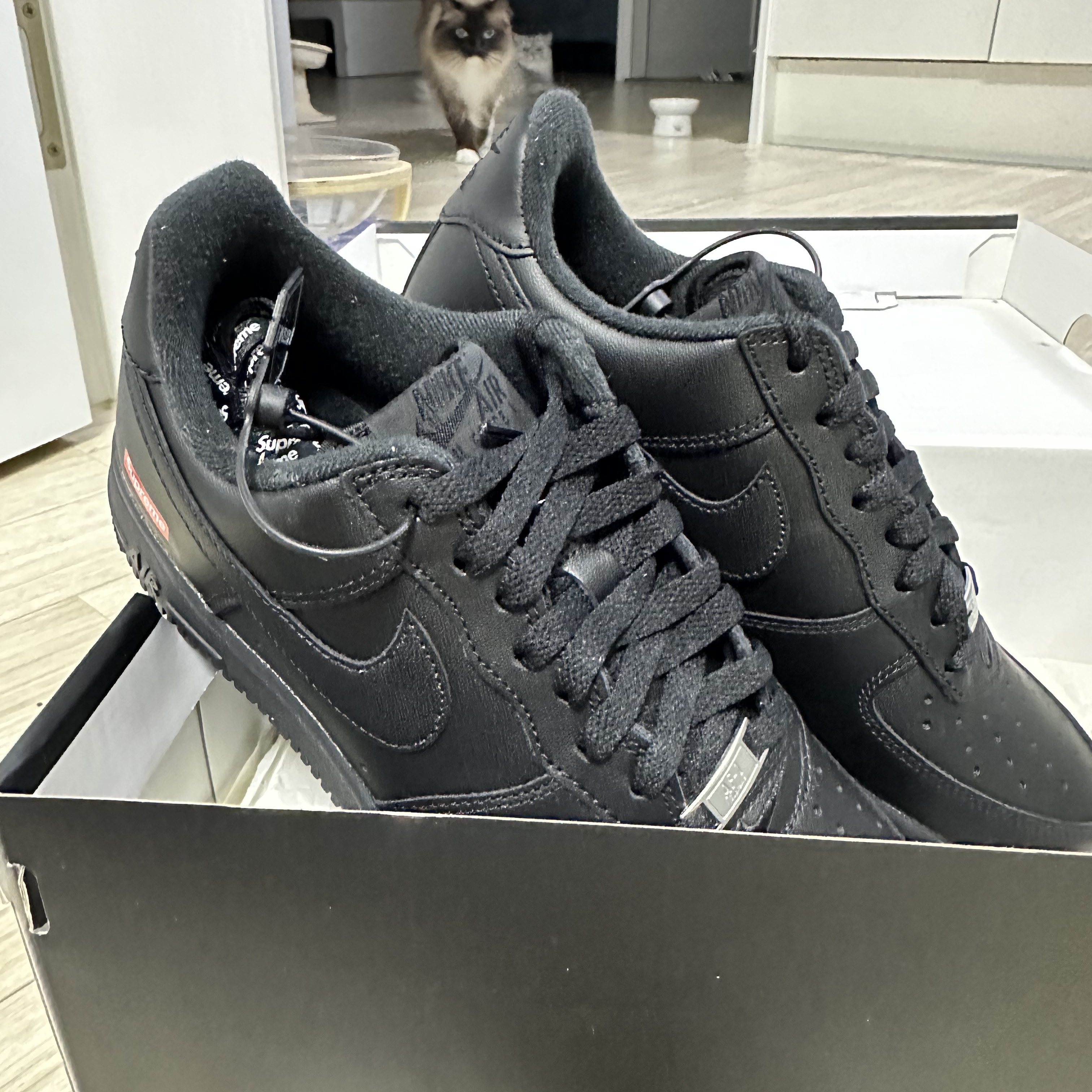 Nike x Supreme Air Force 1 Low Black 착용 스타일 - 1