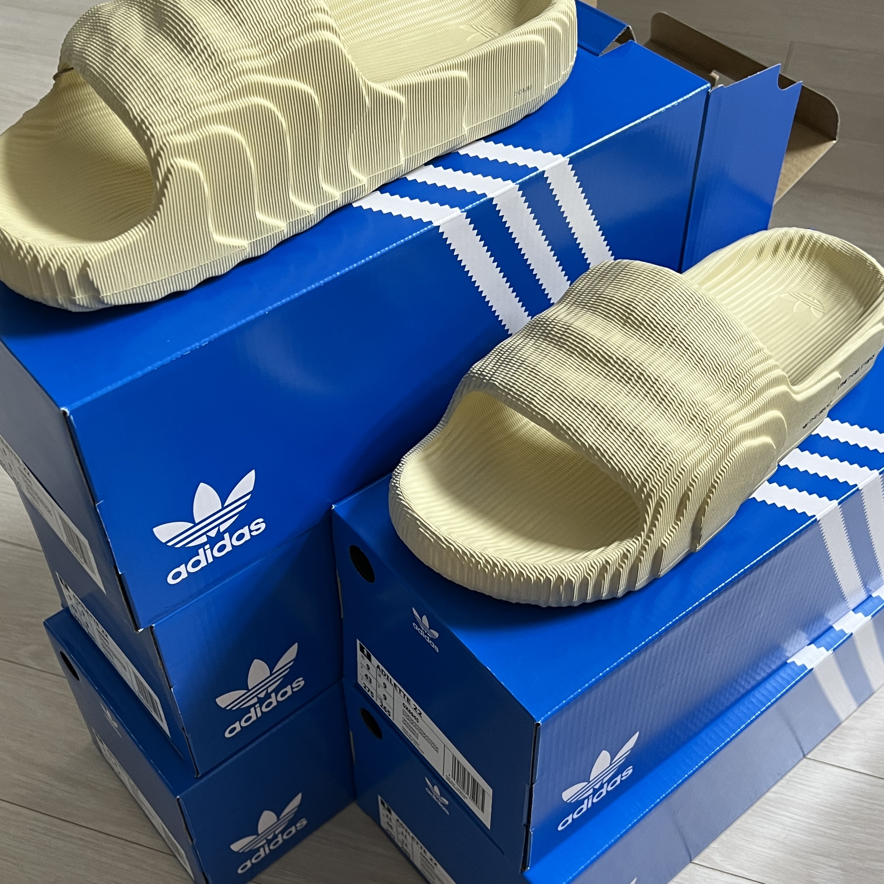 Adidas Adilette 22 Desert Sand 착용 스타일 - 2