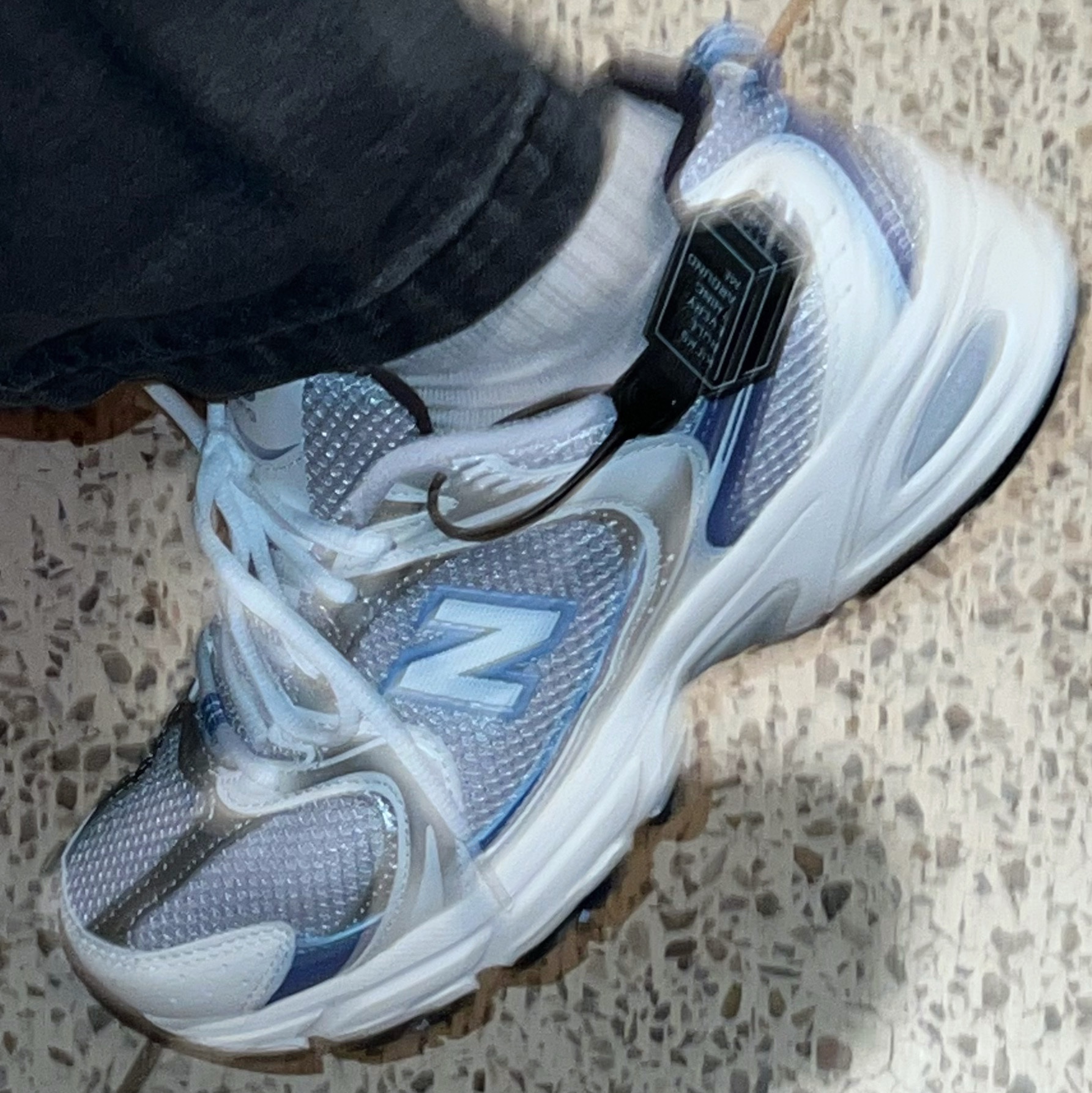 New Balance 530 Steel Blue 착용 스타일 - 1