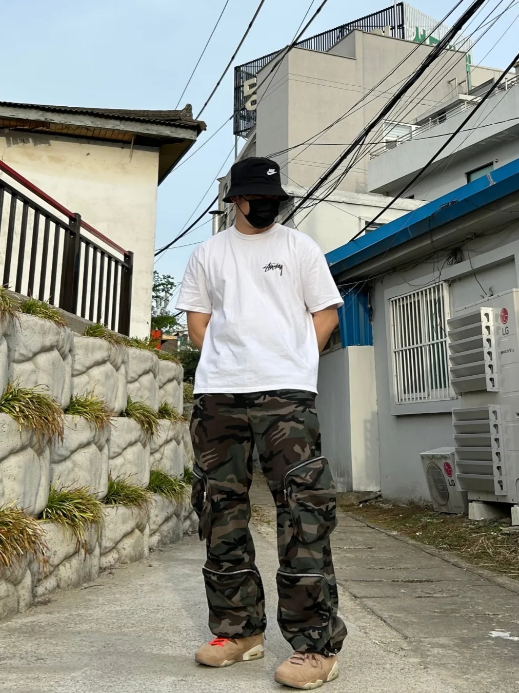 Jordan 6 x Travis Scott Retro SP British Khaki, Stussy Fuzzy Dice T-Shirt White 착용 스타일 - 2