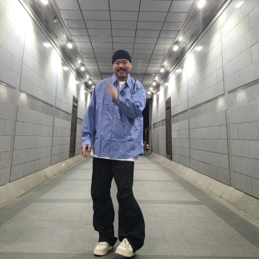 Autry Medalist Low Leather Suede Sneakers White 착용 스타일 - 4
