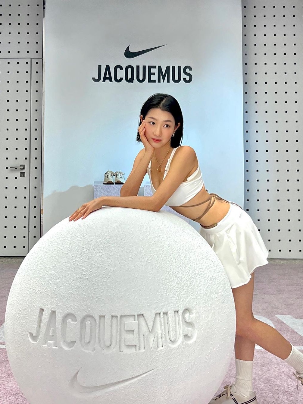 (W) Nike x Jacquemus NRG Light Support Sports Bra Sail Pearl White - Asia, (W) Nike x Jacquemus NRG Pleated Mini Skirt White - Asia 착용 스타일