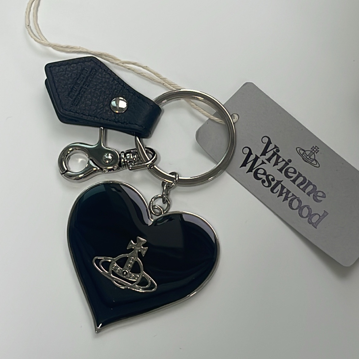 Vivienne Westwood Mirror Heart Orb Keyring Black 착용 스타일