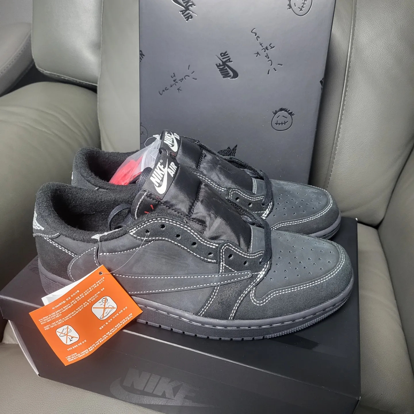 Jordan 1 x Travis Scott Retro Low OG SP Black Phantom 착용 스타일