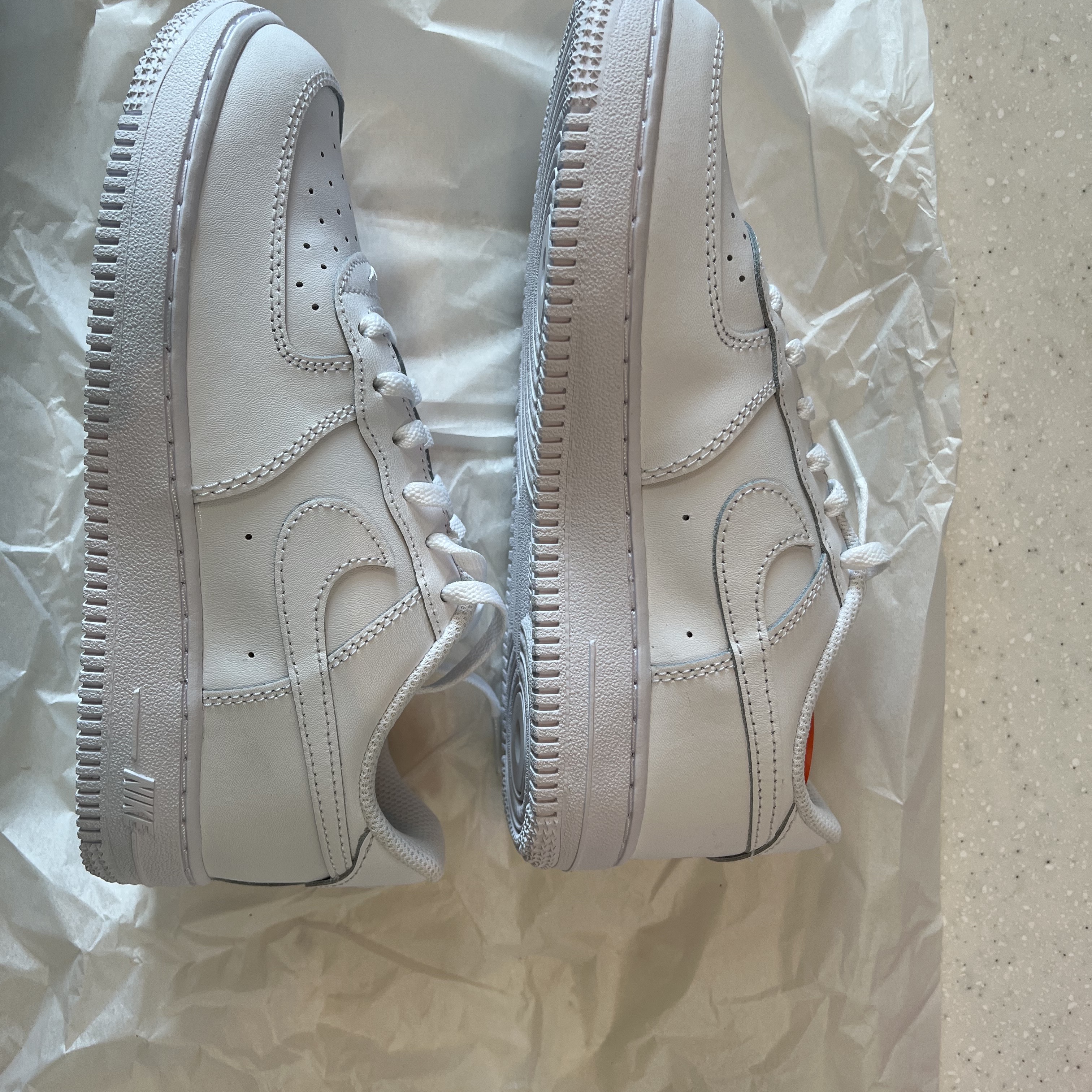 (PS) Nike Force 1 LE Triple White 착용 스타일