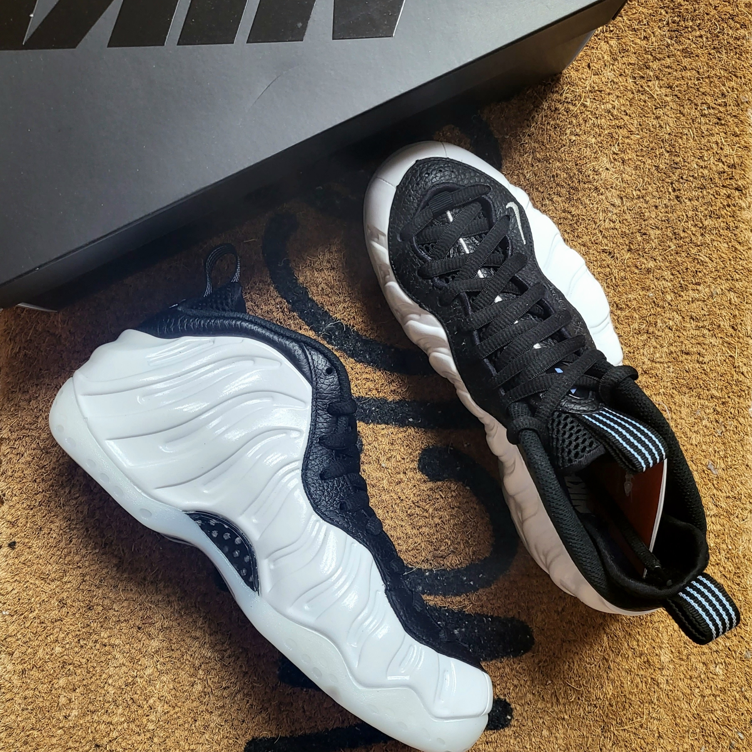 Nike Air Foamposite One White and Black 착용 스타일