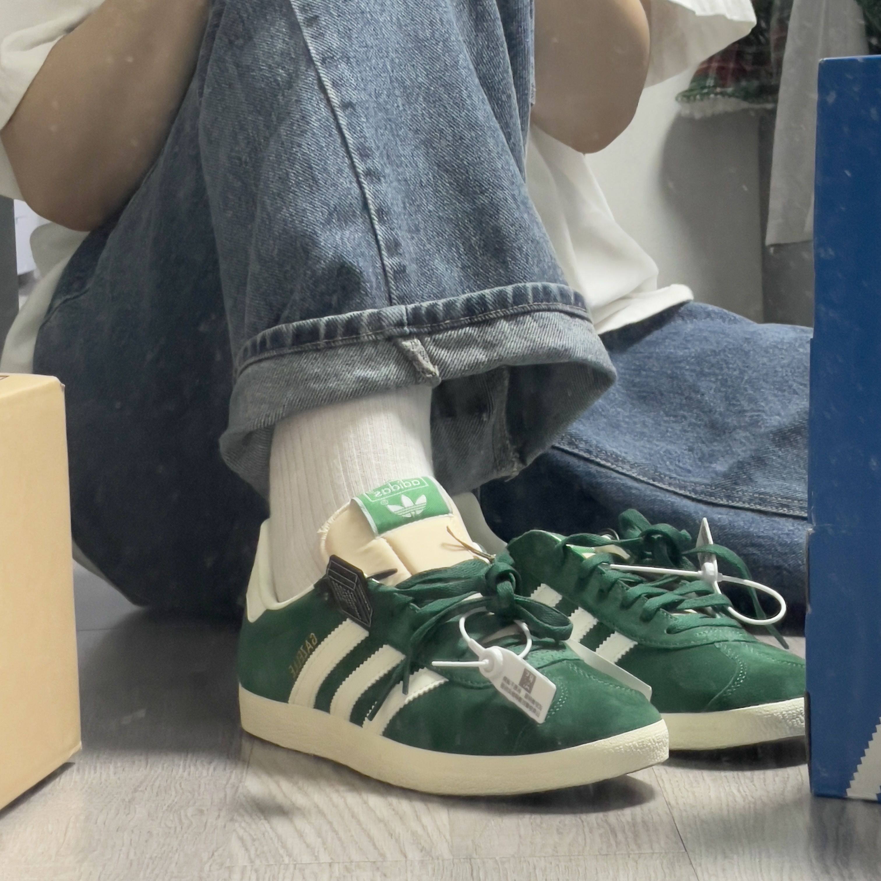 Adidas Gazelle Dark Green Cream White 착용 스타일