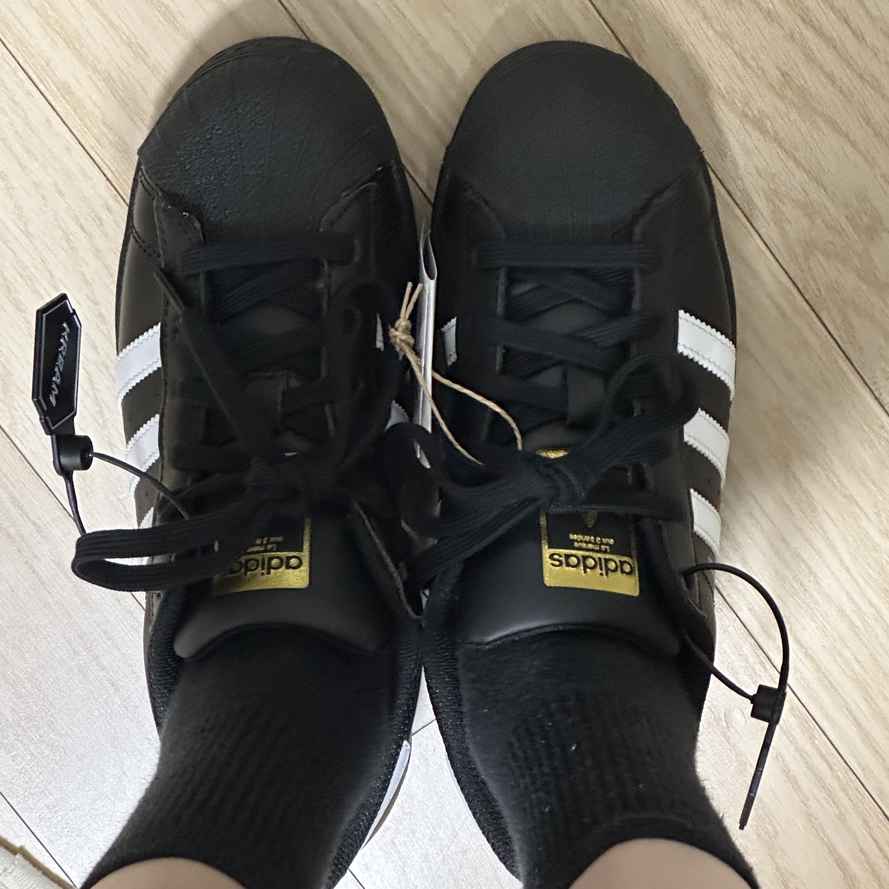 (J) Adidas Superstar Black White 착용 스타일