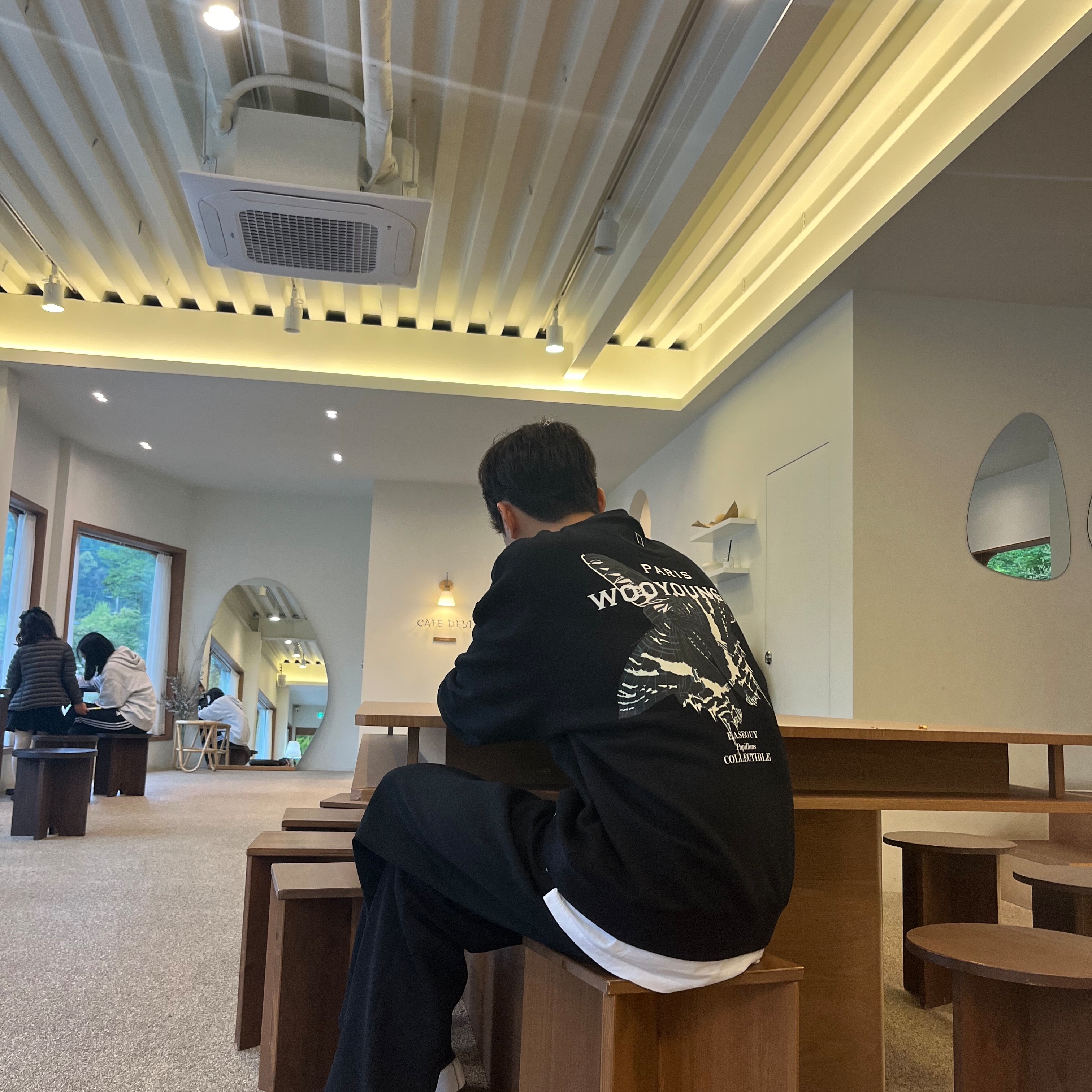 Wooyoungmi Flower Print Sweatshirt Black - 23SS, Wooyoungmi Butterfly Back Logo Sweatshirt Black - 23SS 착용 스타일 - 2