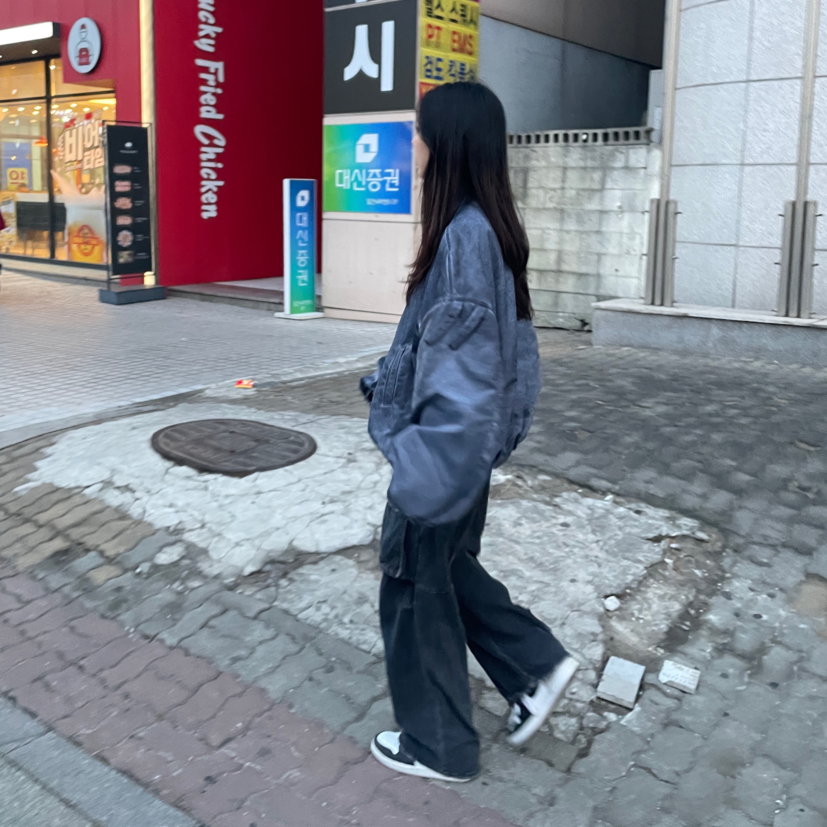 Nonnod x Undermycar Esker Jacket Crown Blue, Jordan 1 Retro High OG Bleached Coral 착용 스타일