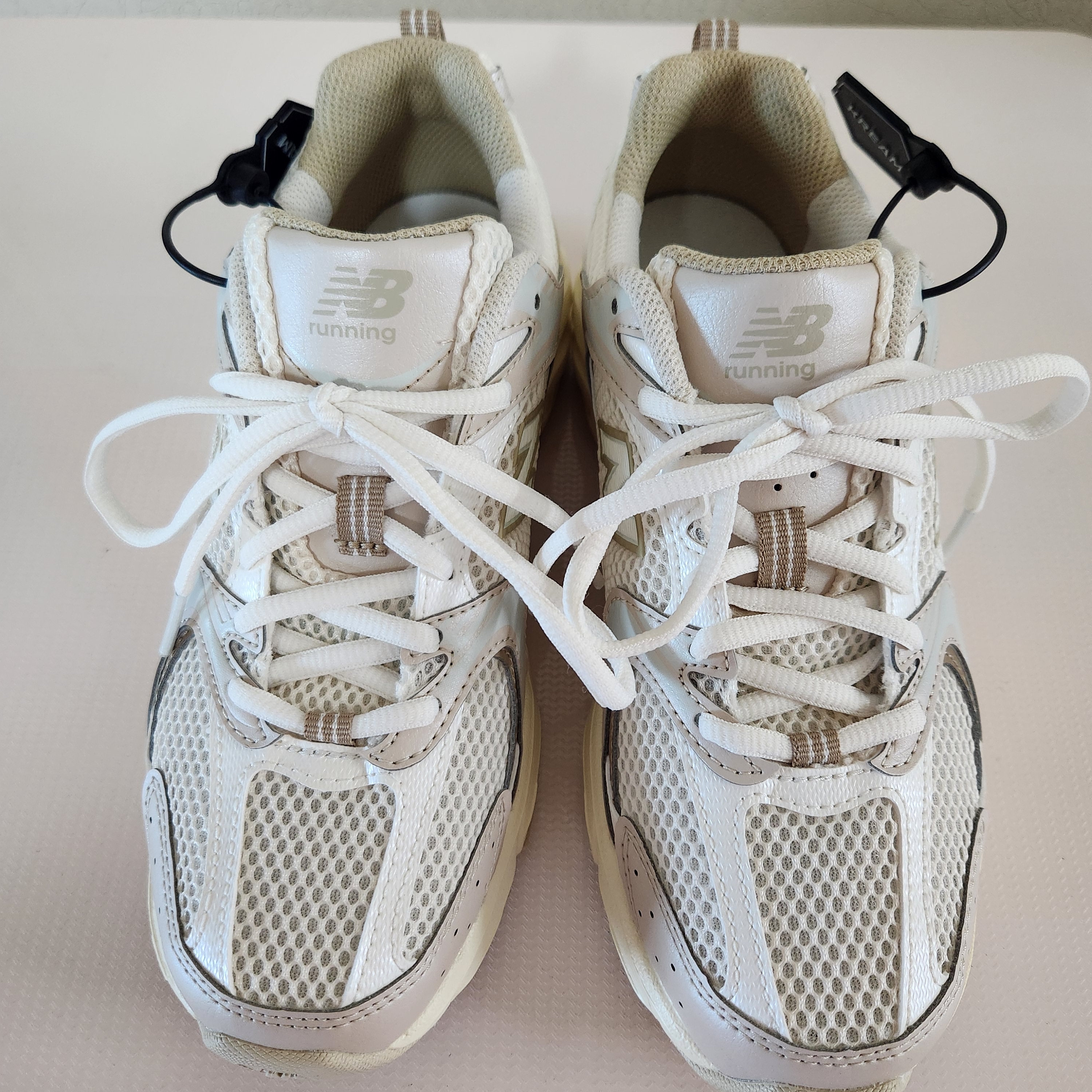 New Balance 530 Beige Angora 착용 스타일 - 1
