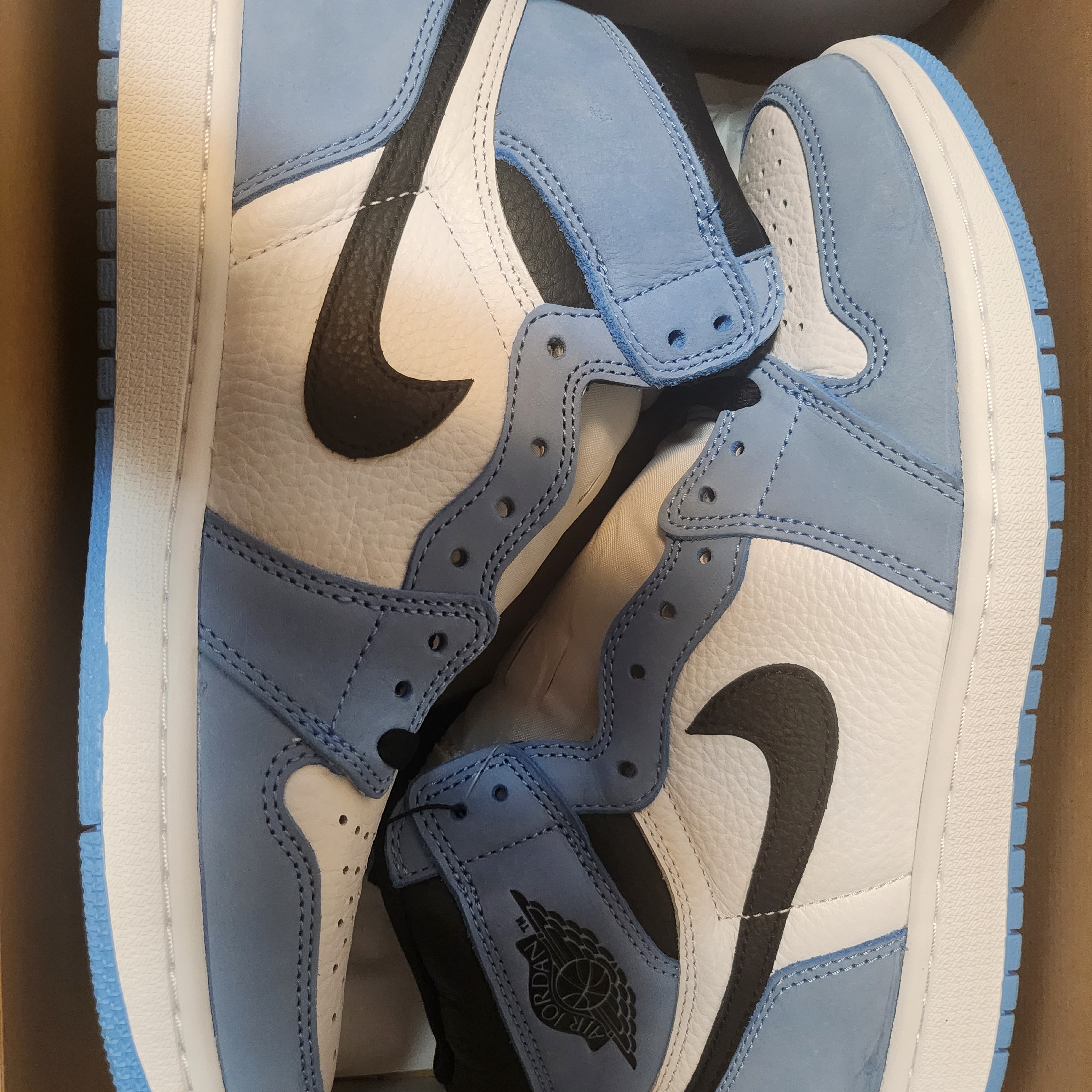Jordan 1 Retro High OG University Blue 착용 스타일 - 1