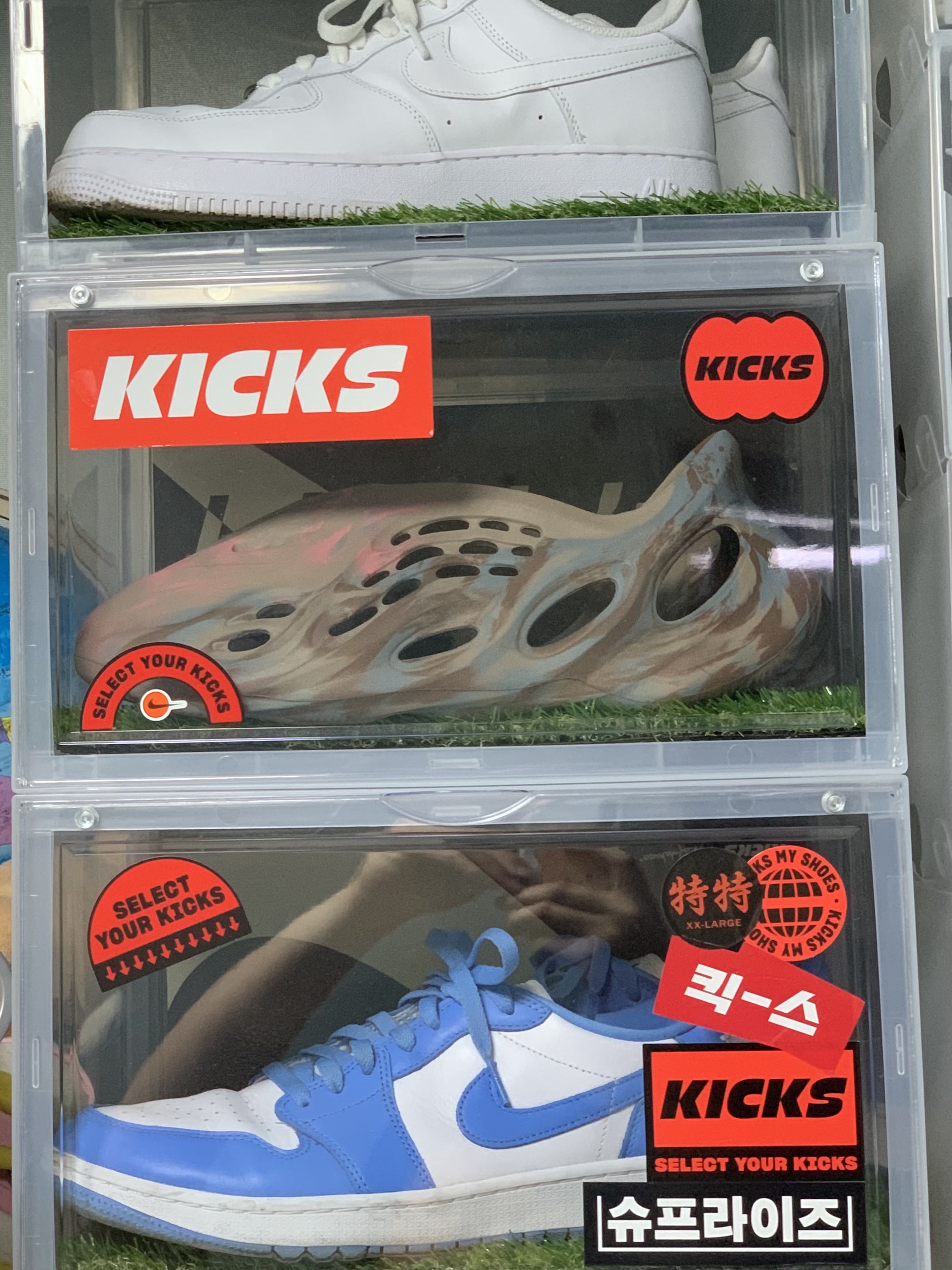 Jordan 1 Low Golf White and University Blue, Adidas Yeezy Foam RNNR MX Sand Grey 착용 스타일