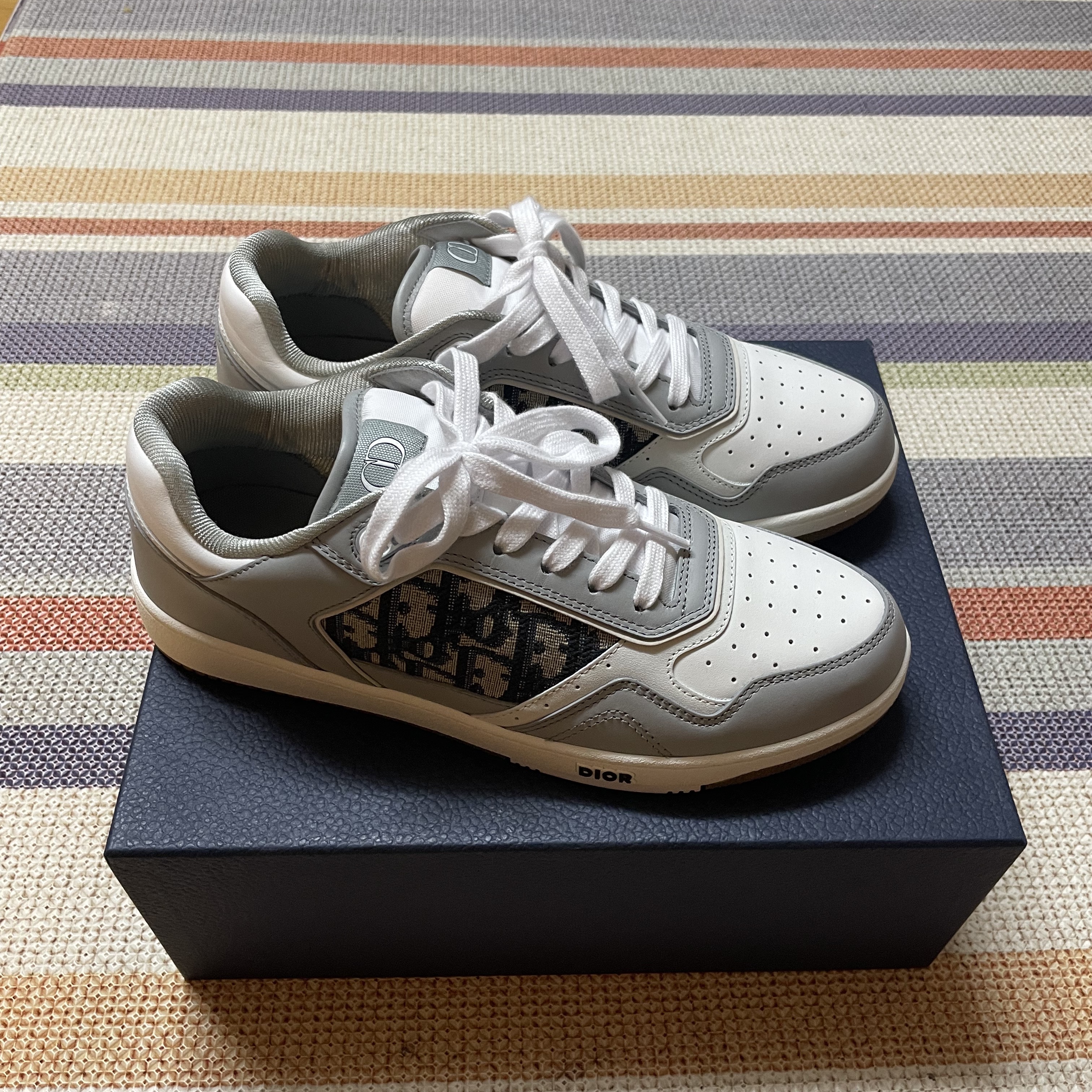 Dior B27 Low-Top Sneakers Gray 착용 스타일 - 1