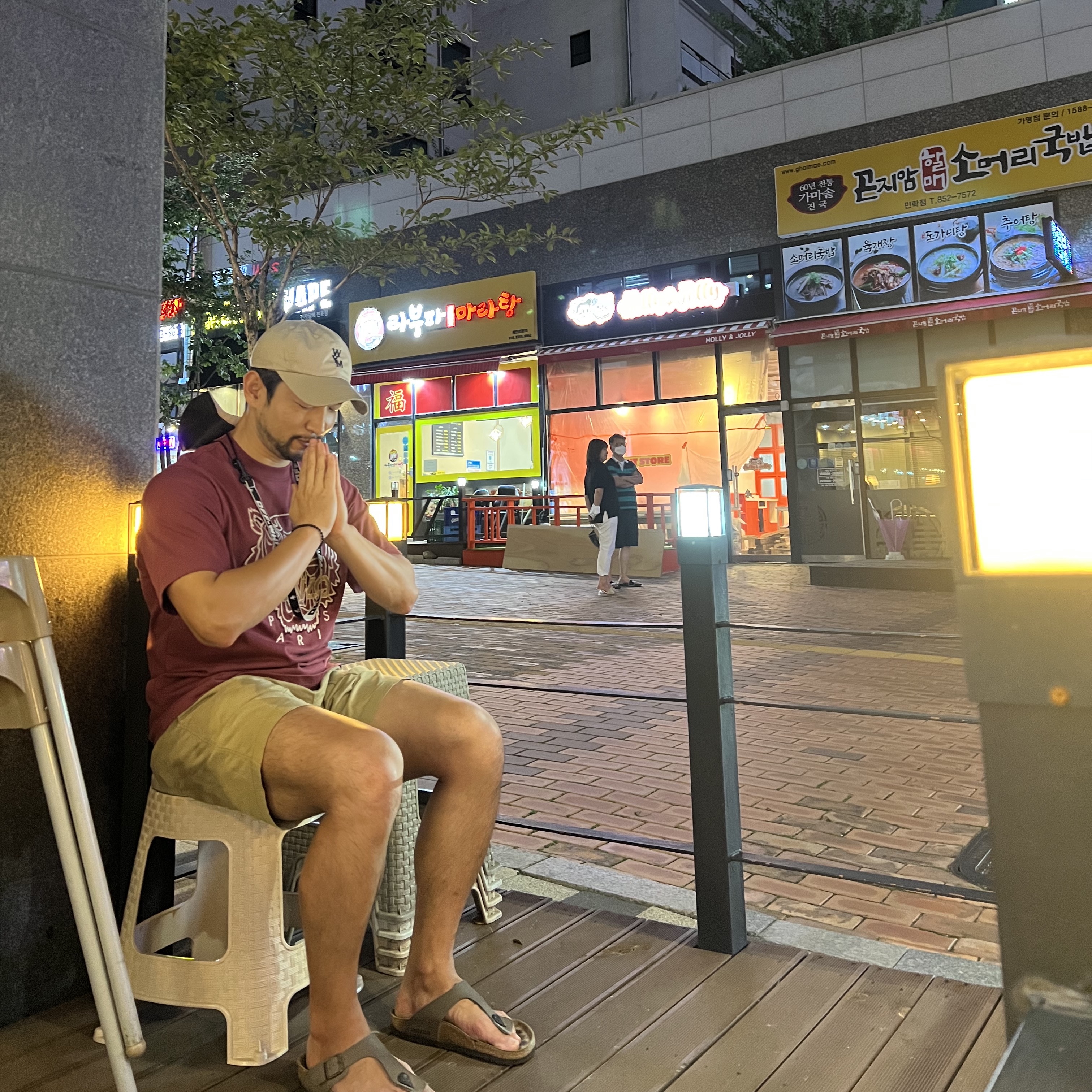 우영미 블랙 로고 나일론 볼캡 베이지 - 22SS 착용 스타일 - 1