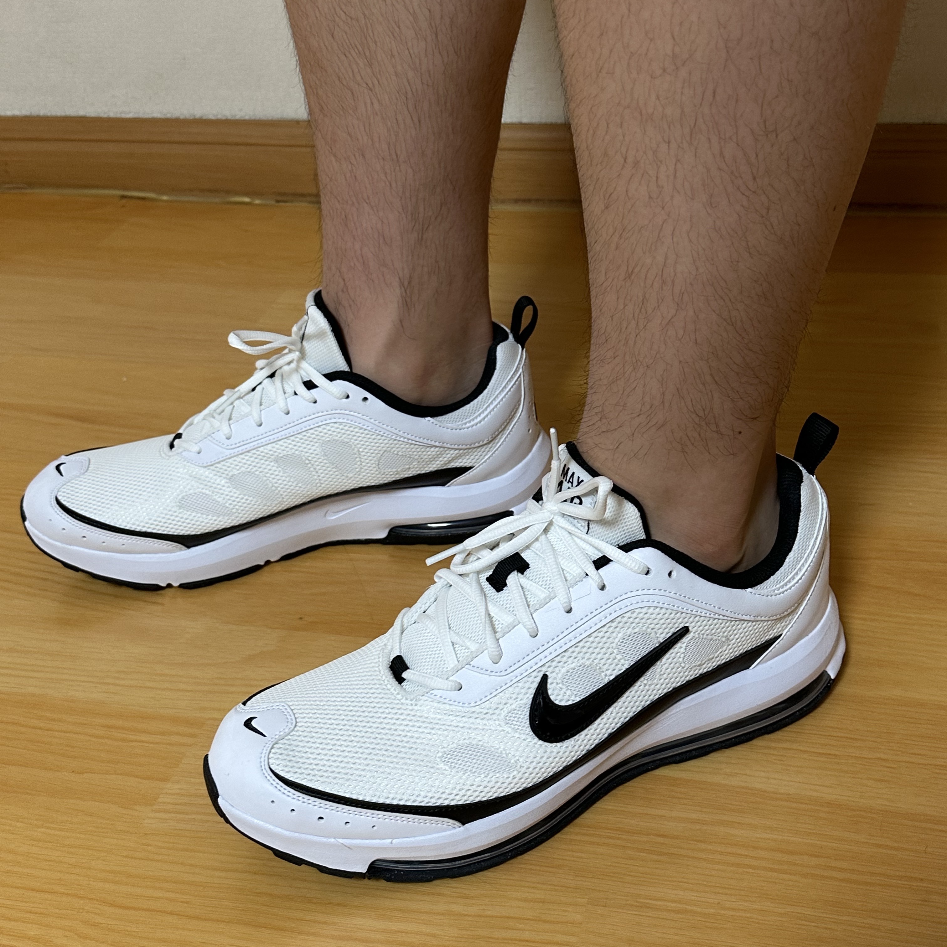 Nike Air Max AP White Bright Crimson 착용 스타일 - 2
