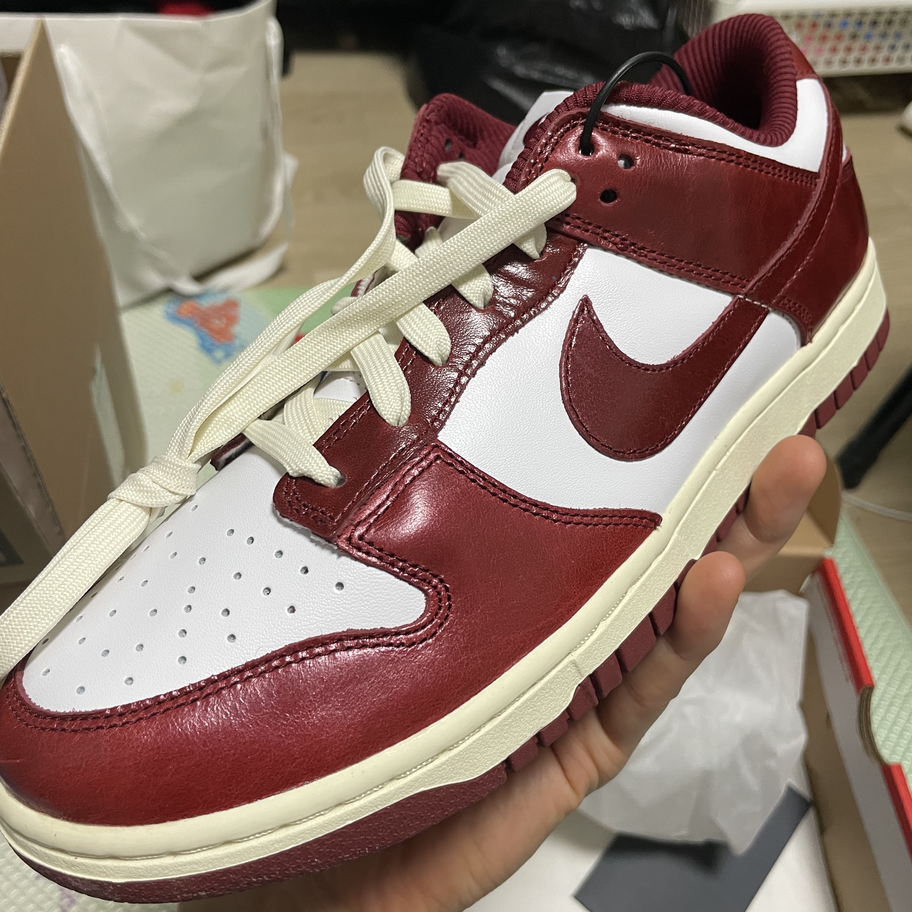 (W) Nike Dunk Low Retro PRM Team Red and White 착용 스타일