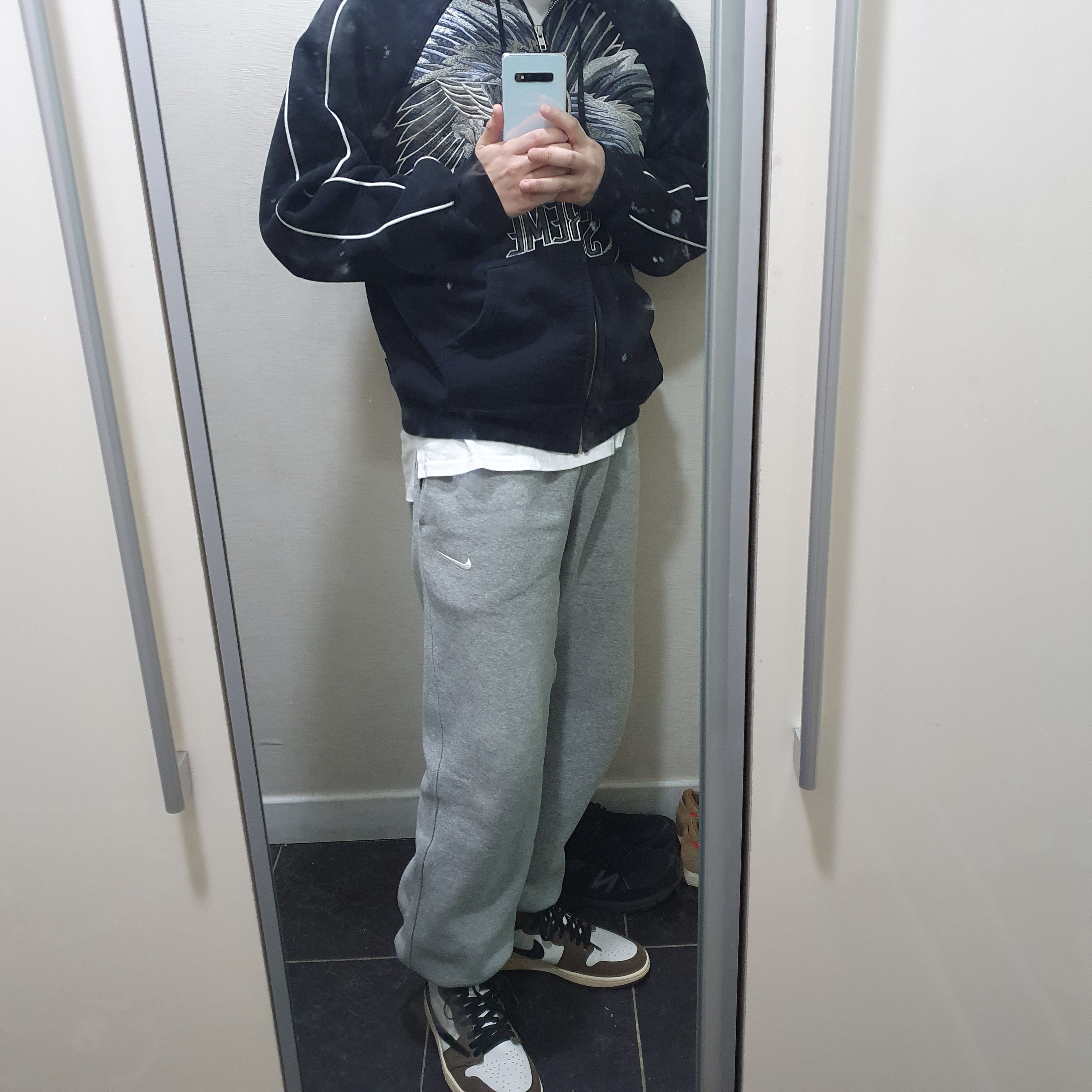 Supreme Falcon Raglan Zip Up Hooded Sweatshirt Black - 23SS, Jordan 1 x Travis Scott Retro High OG SP Mocha 착용 스타일