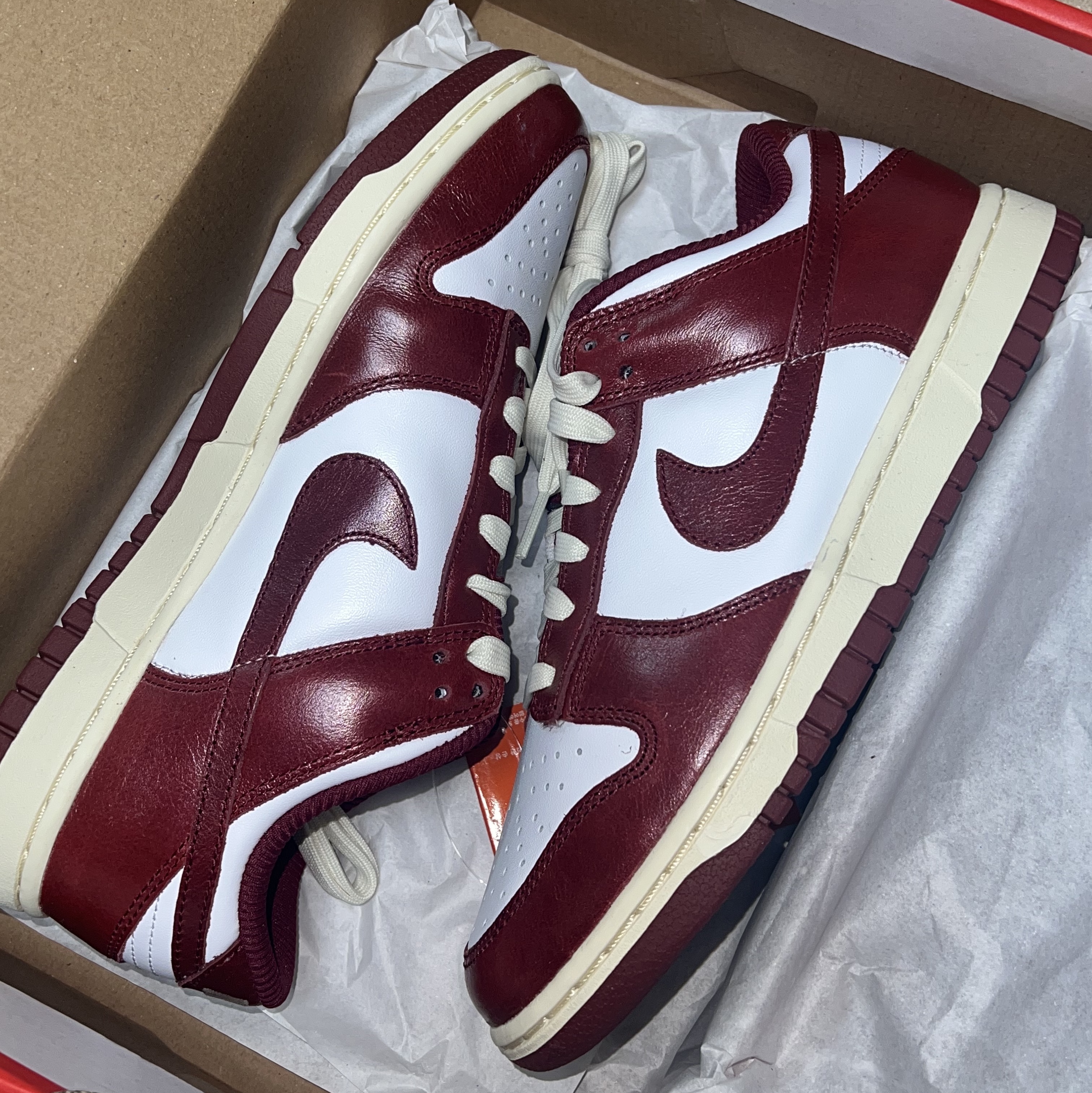 (W) Nike Dunk Low Retro PRM Team Red and White 착용 스타일 - 1