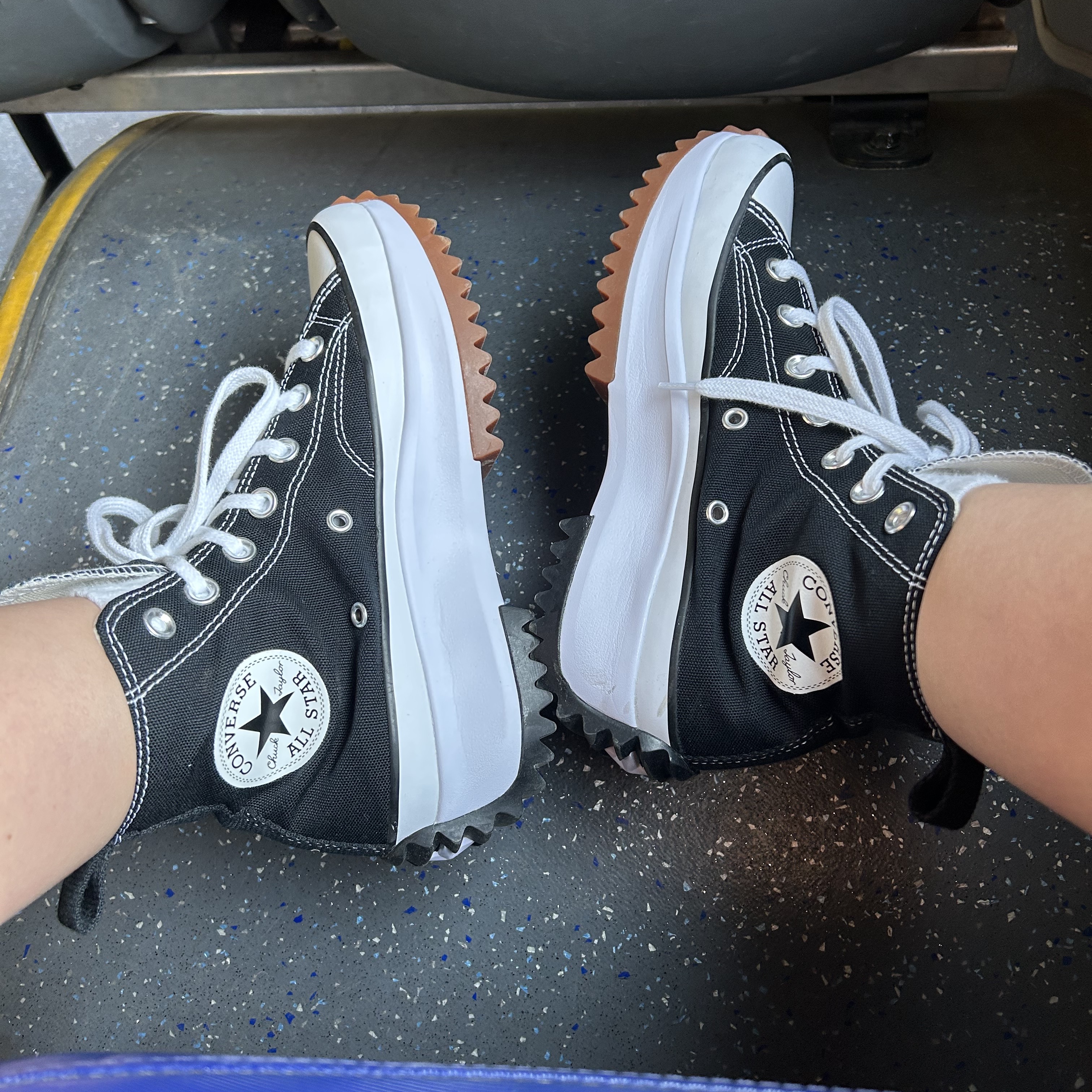 Converse Run Star Hike Hi Black White Gum 착용 스타일 - 2