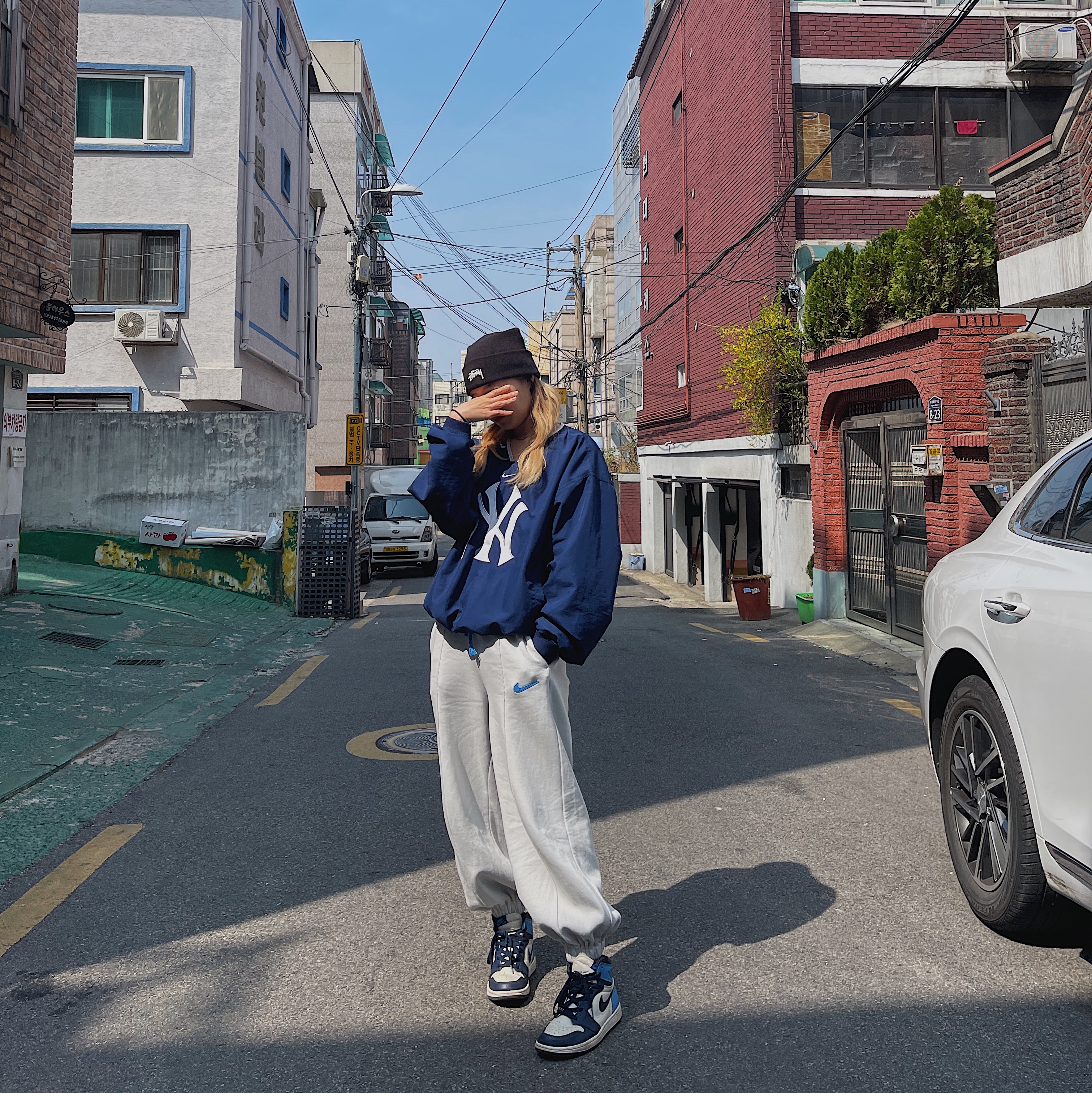 나이키 x 스투시 NRG 커프드 비니 블랙, 조던 1 레트로 하이 옵시디언 UNC 착용 스타일 - 1