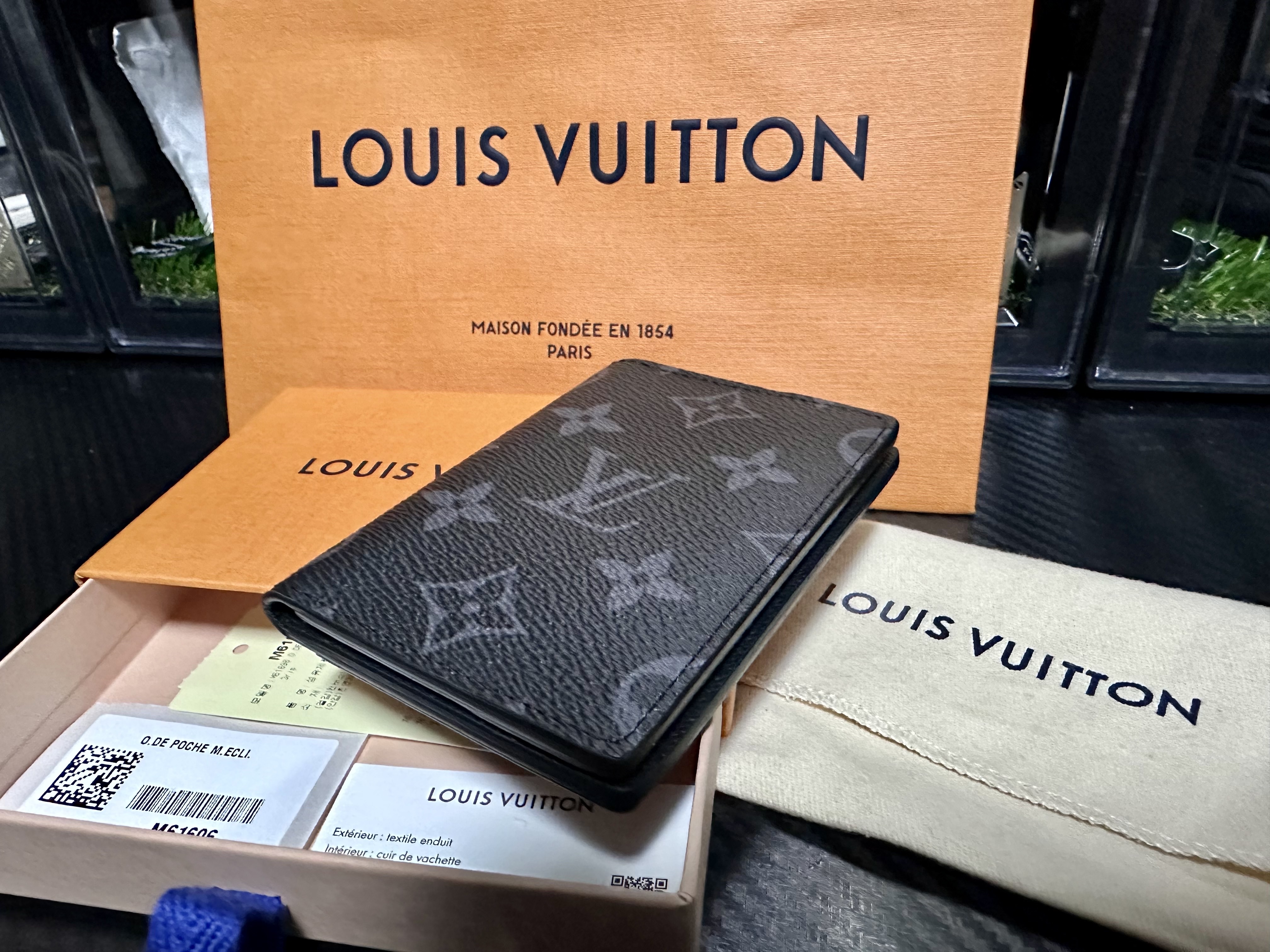 Louis Vuitton Pocket Organizer Monogram Eclipse 착용 스타일