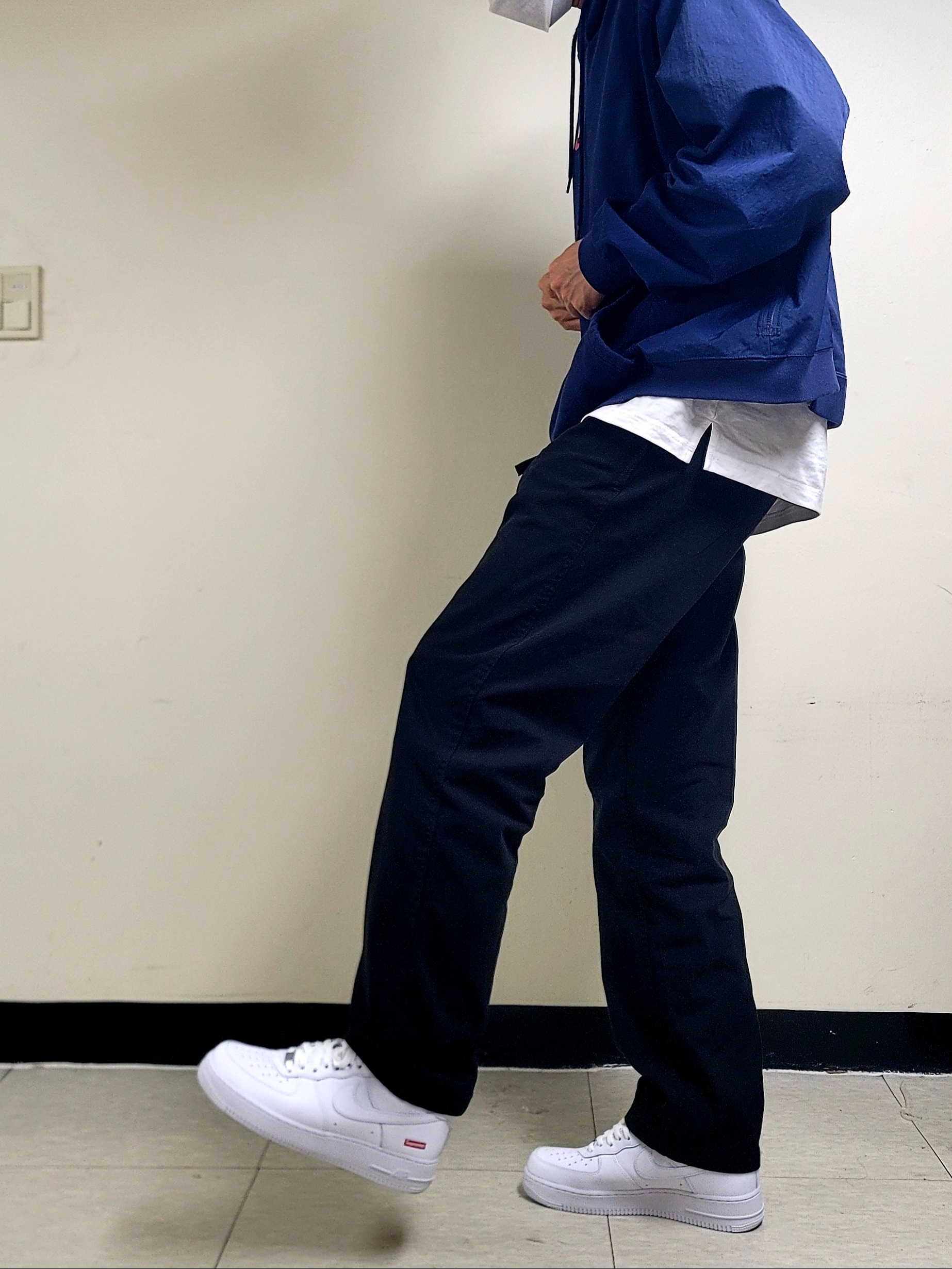 Nike x Supreme Air Force 1 Low White, Nike NSW Hoodie BRS Midnight Navy 착용 스타일 - 2