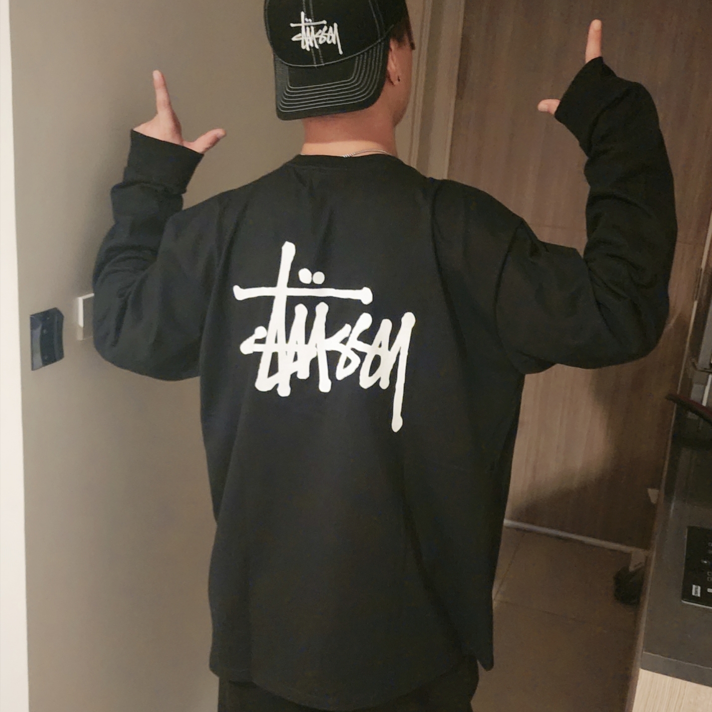 Stussy Basic Stussy LS T-Shirt Black 2023, Stussy Basic Structured Low Pro Cap Black 착용 스타일 - 1