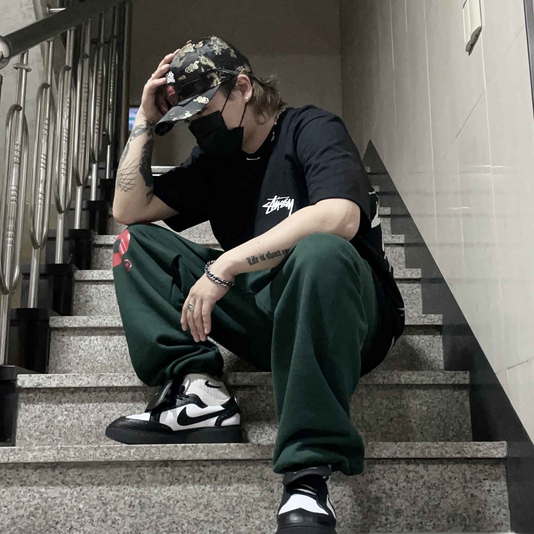 Stussy Shattered T-Shirt Black, Nike x Peaceminusone Kwondo1 Black and White 착용 스타일 - 2
