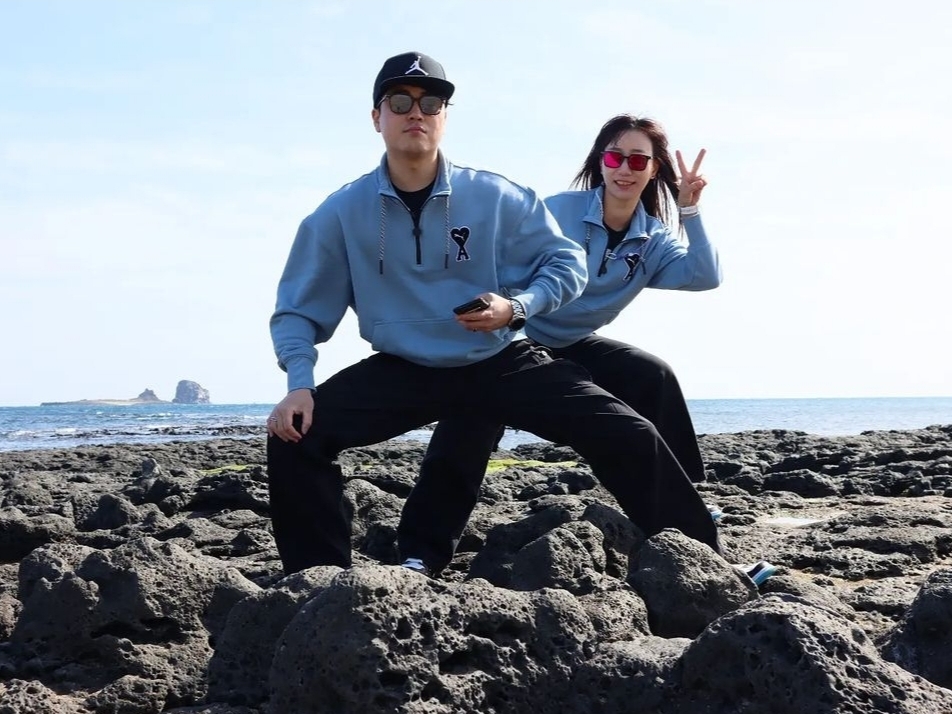 Puma x AMI Half-Zip Sweatshirt Faded Denim, Jordan 1 Retro Low OG Black and Dark Powder Blue 착용 스타일 - 2
