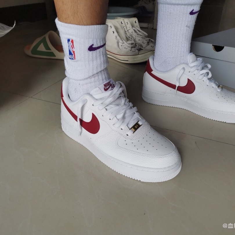 Nike Air Force 1 '07 Low White Team Red 착용 스타일