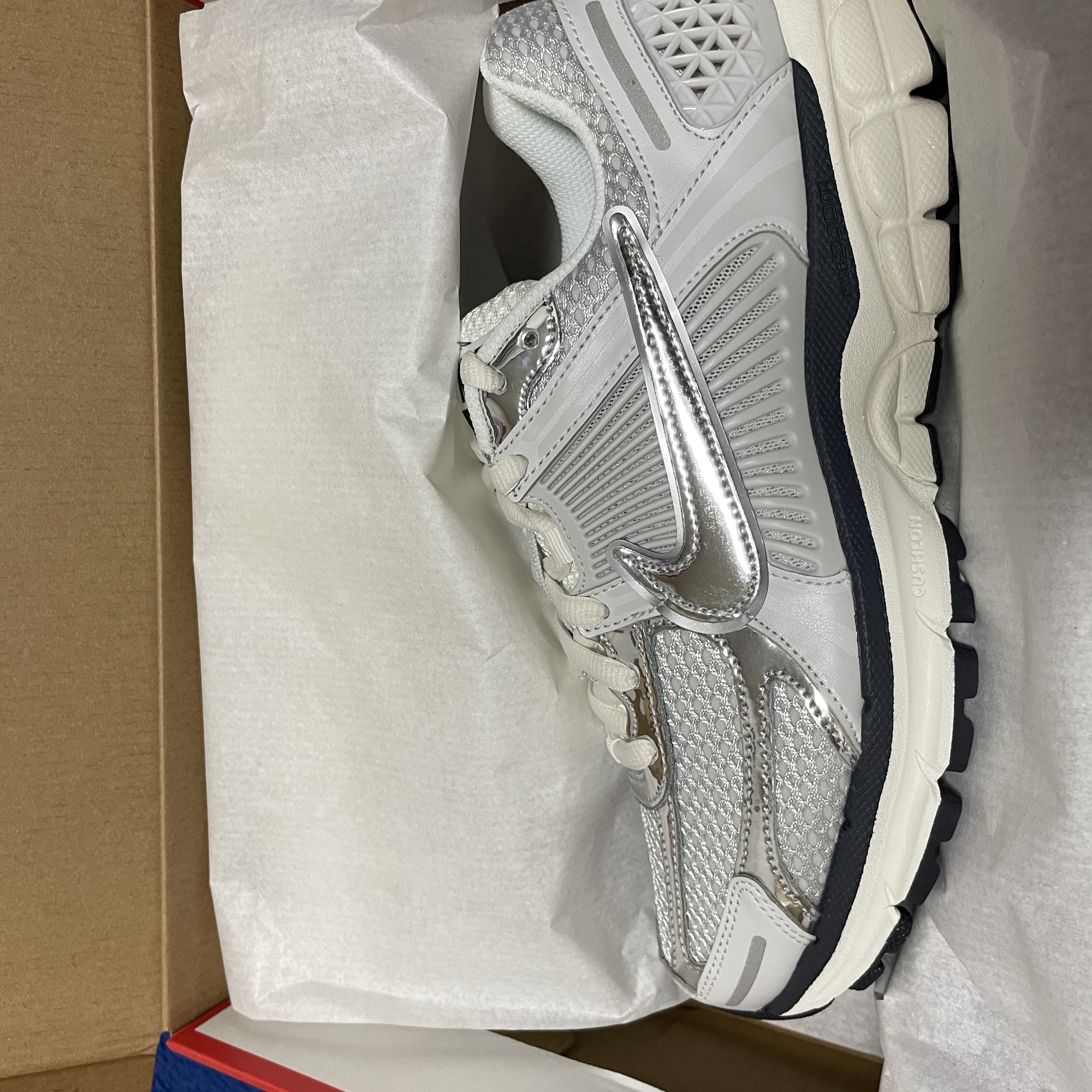 (W) Nike Zoom Vomero 5 Photon Dust and Metallic Silver 착용 스타일 - 3