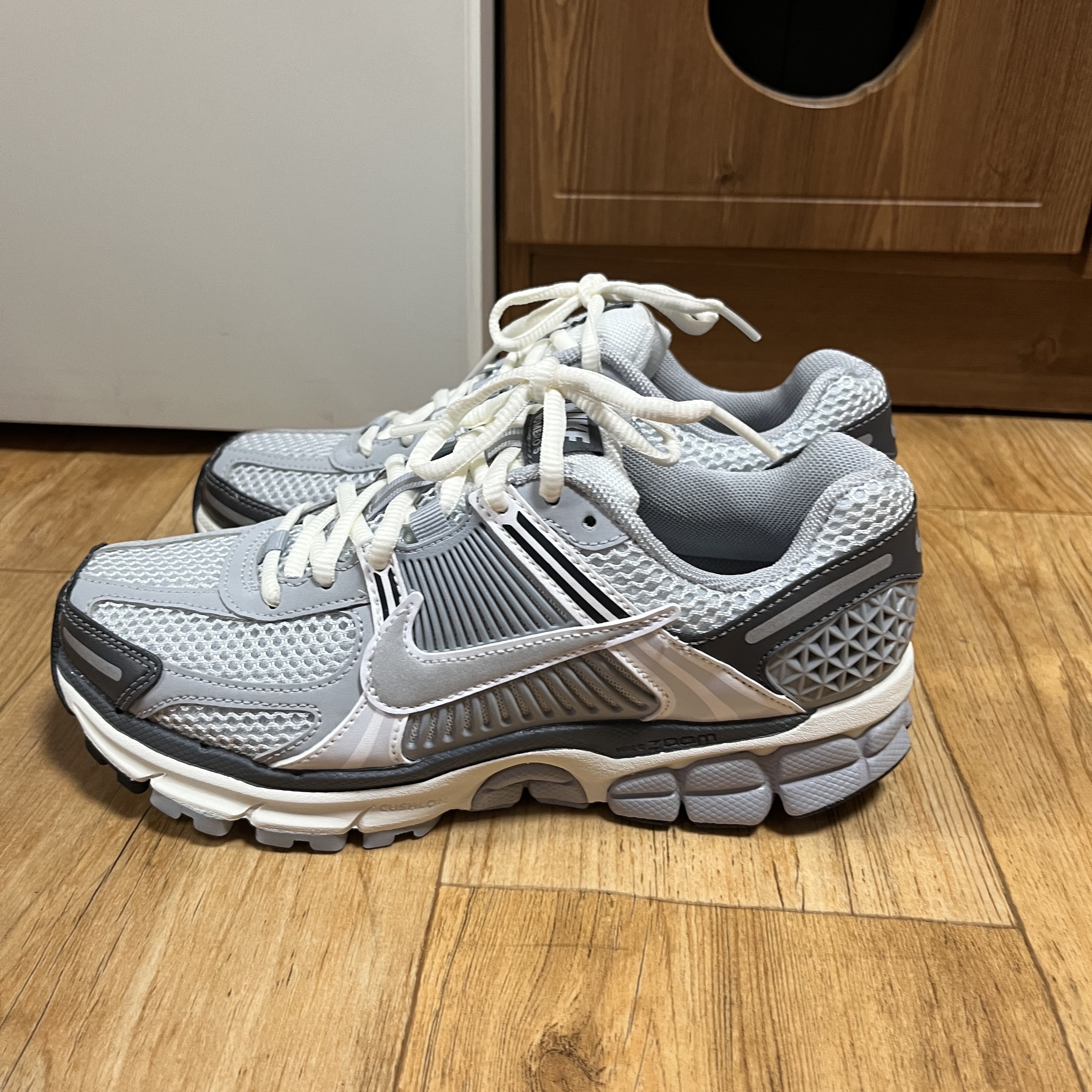 (W) Nike Zoom Vomero 5 Pure Platinum Metallic Silver 착용 스타일 - 1