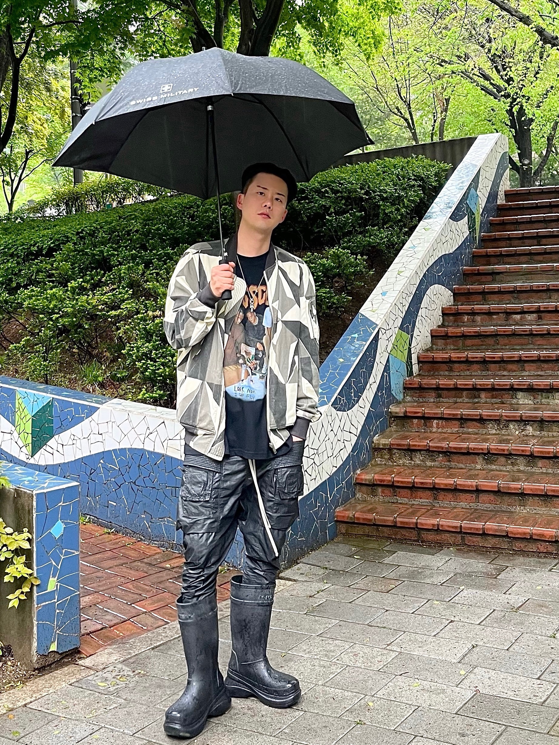 Balenciaga x Crocs Rubber Boot Black 착용 스타일