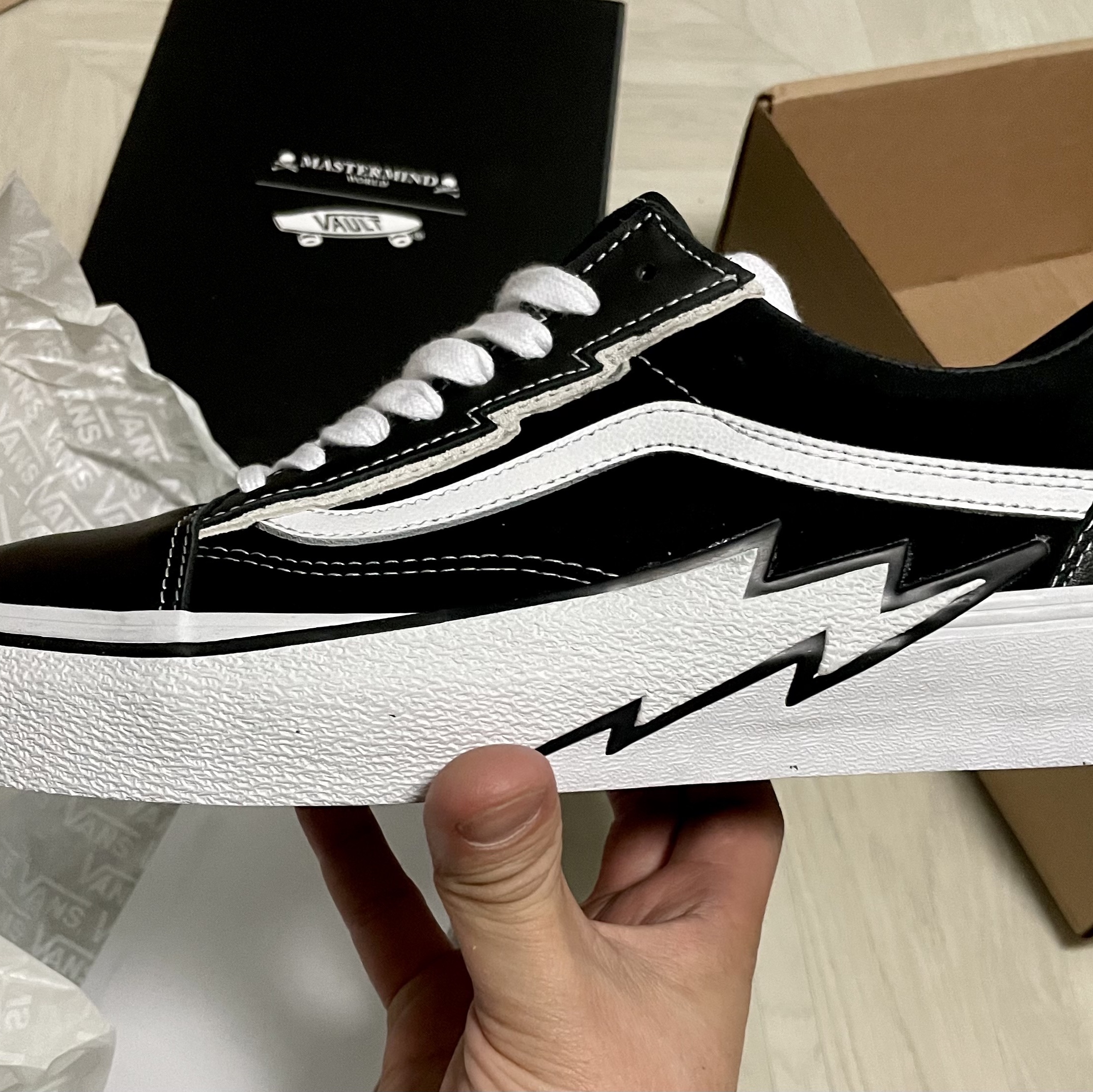 Vans Vault x Mastermind World Old Skool Bolt Black 착용 스타일 - 3