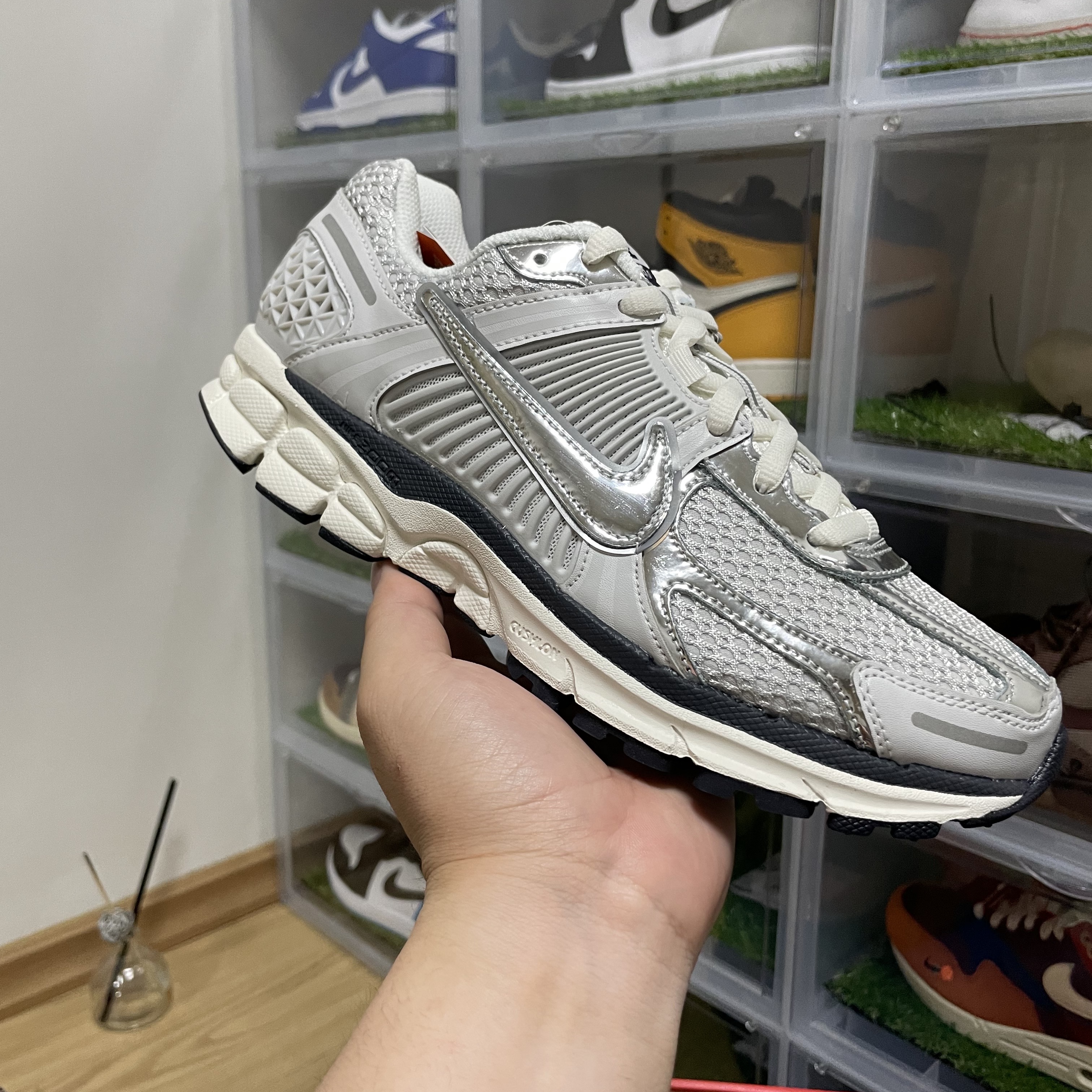 (W) Nike Zoom Vomero 5 Photon Dust and Metallic Silver 착용 스타일 - 2