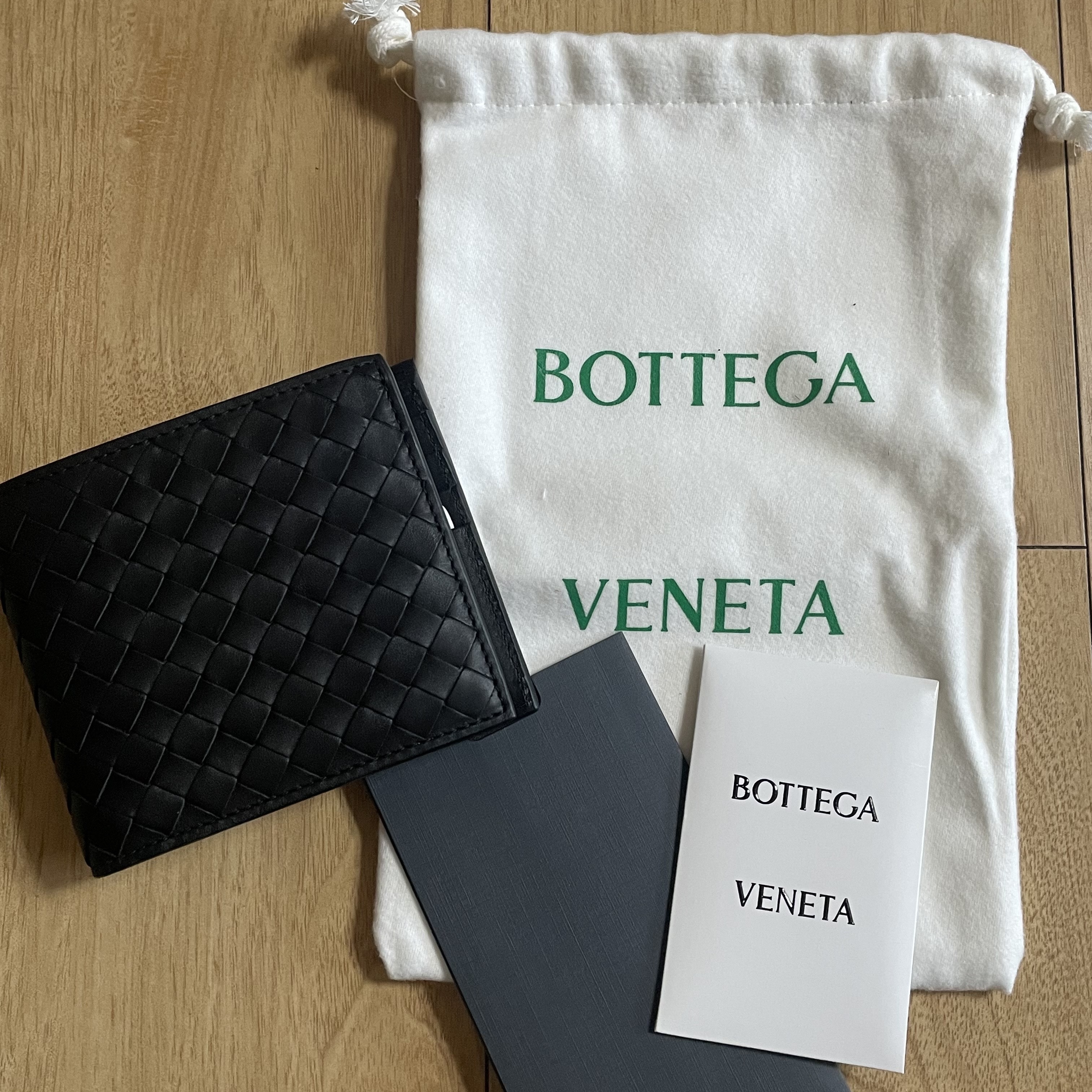 Bottega Veneta Bi-Fold Wallet Black 착용 스타일