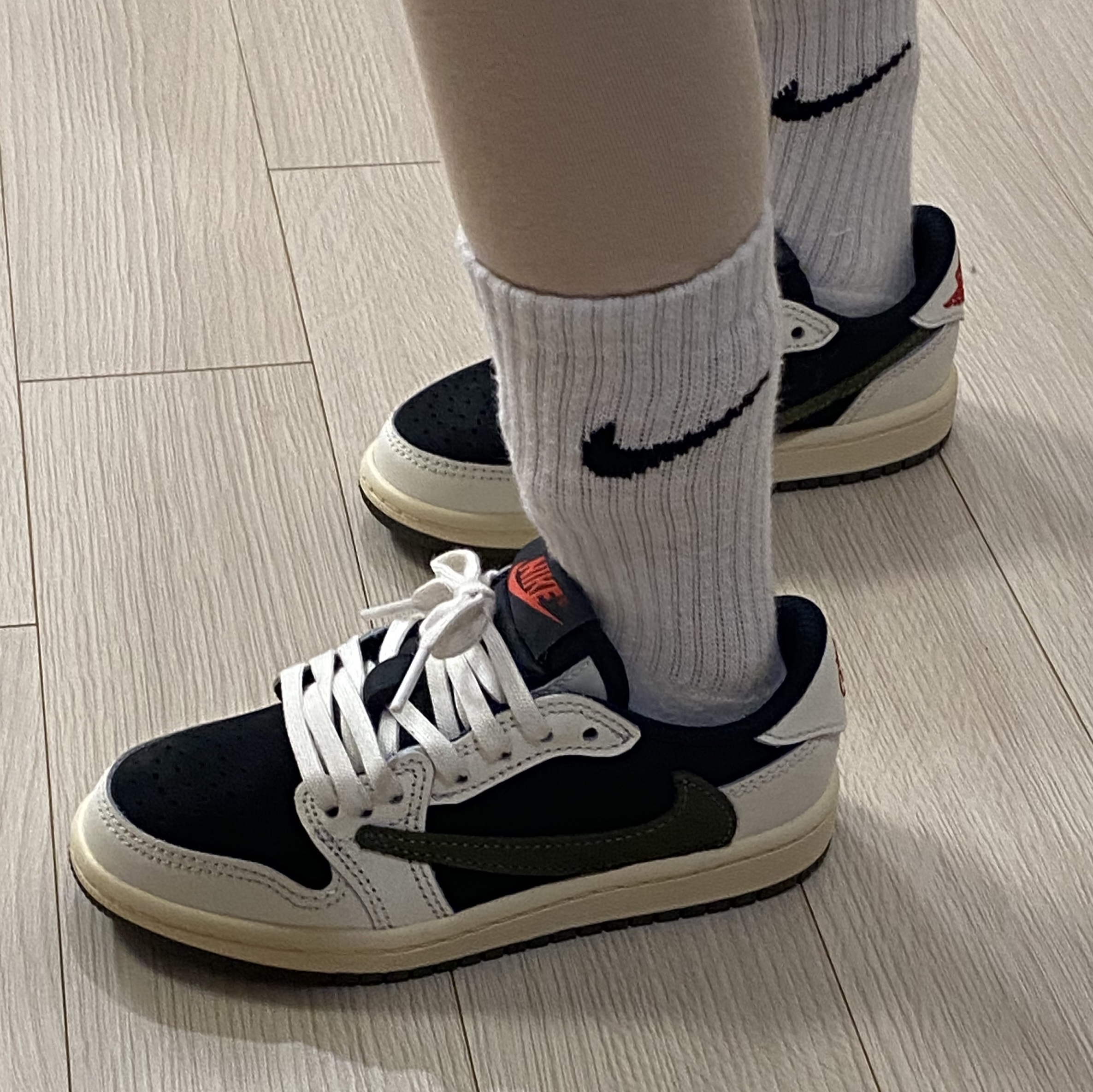 (PS) Jordan 1 x Travis Scott Retro Low OG SP Medium Olive 착용 스타일 - 3