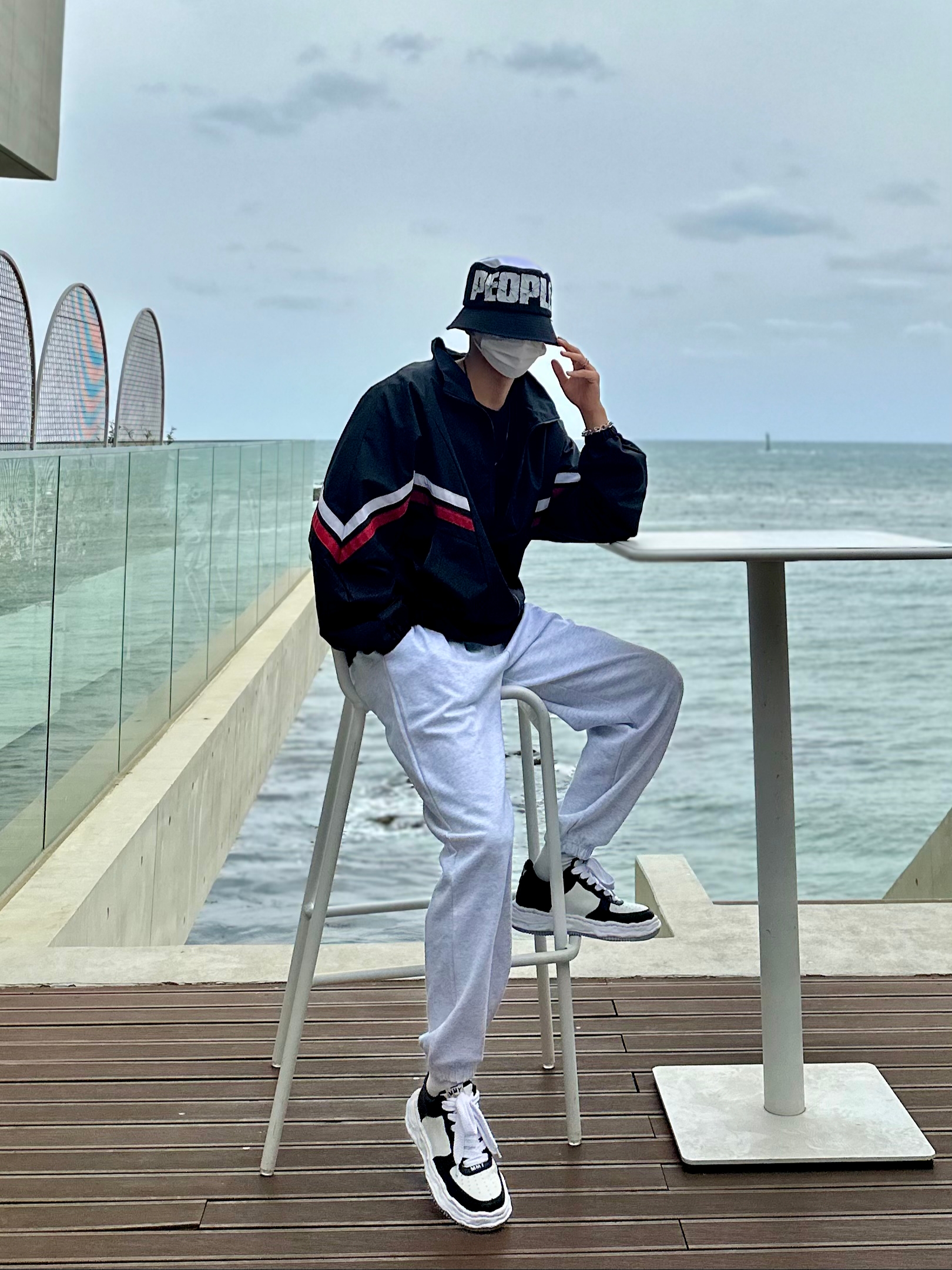 메종 미하라 야스히로 웨인 OG 솔 레더 로우탑 스니커즈 블랙 화이트 착용 스타일 - 2