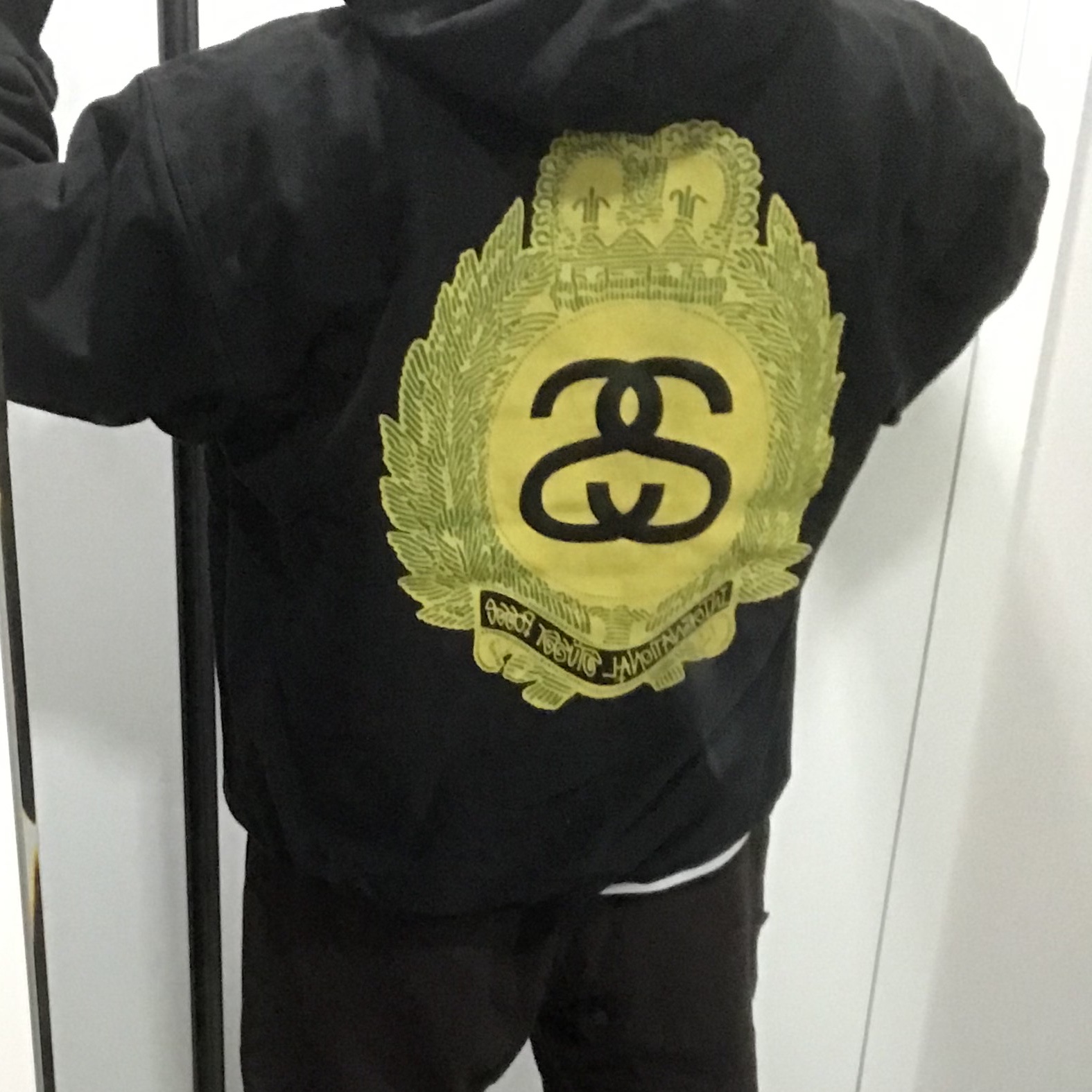 Stussy Crown Wreath Pigment Dyed Hoodie Black 착용 스타일