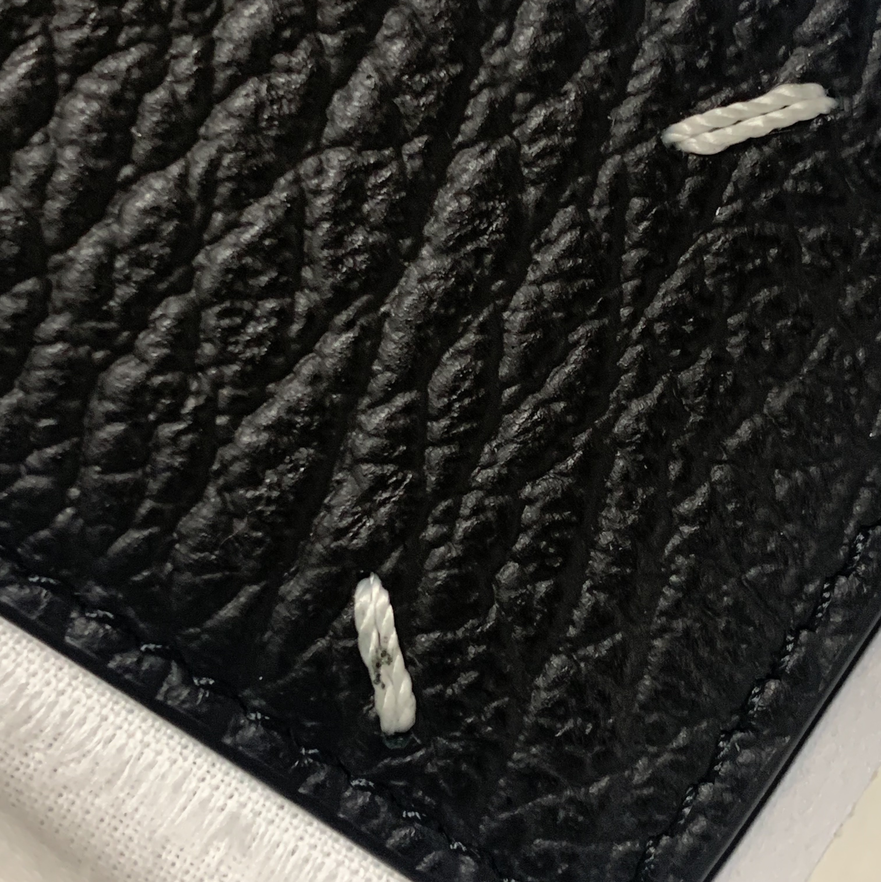 Maison Margiela Stitch Card Holder Black 착용 스타일 - 3