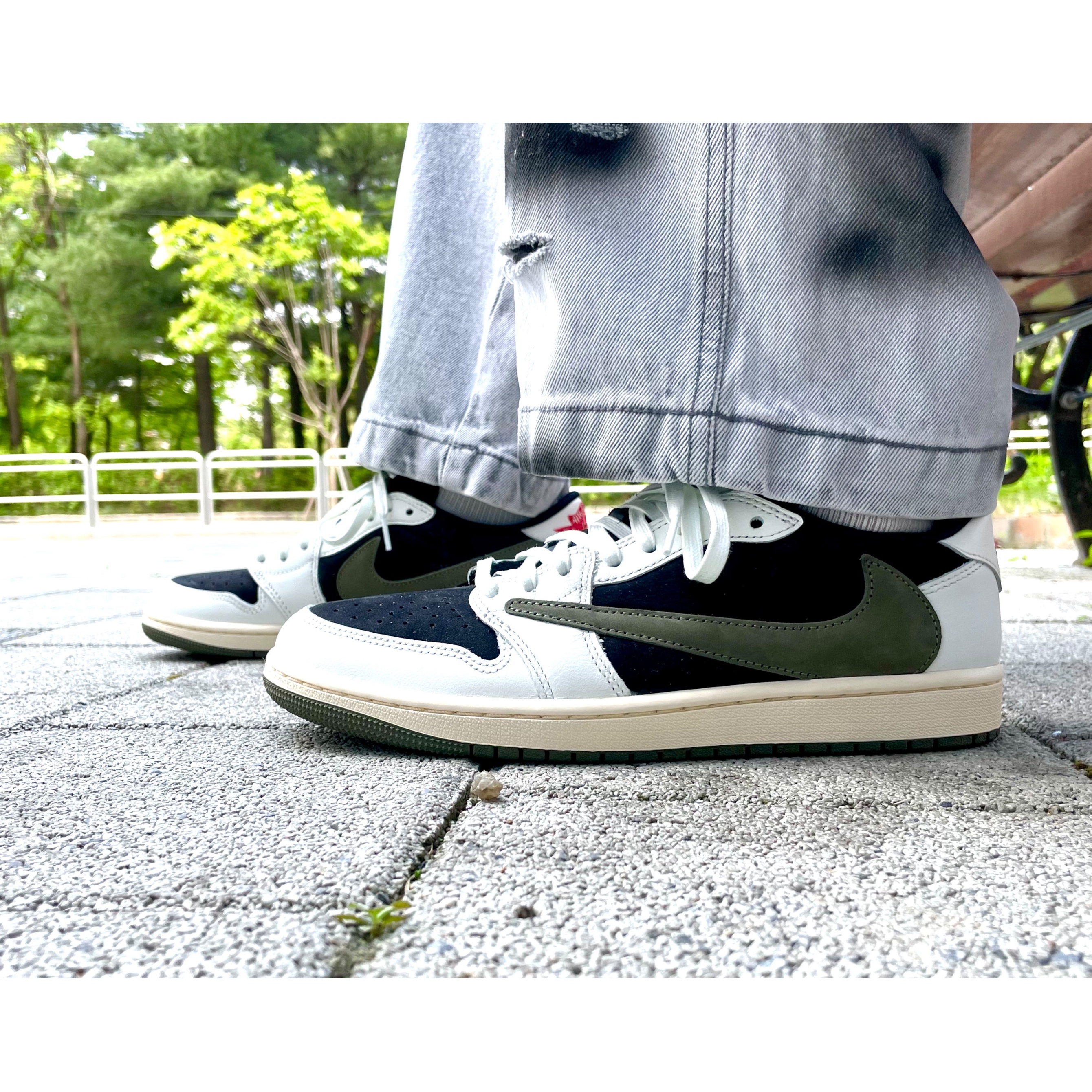 (W) Jordan 1 x Travis Scott Retro Low OG SP Medium Olive 착용 스타일 - 2