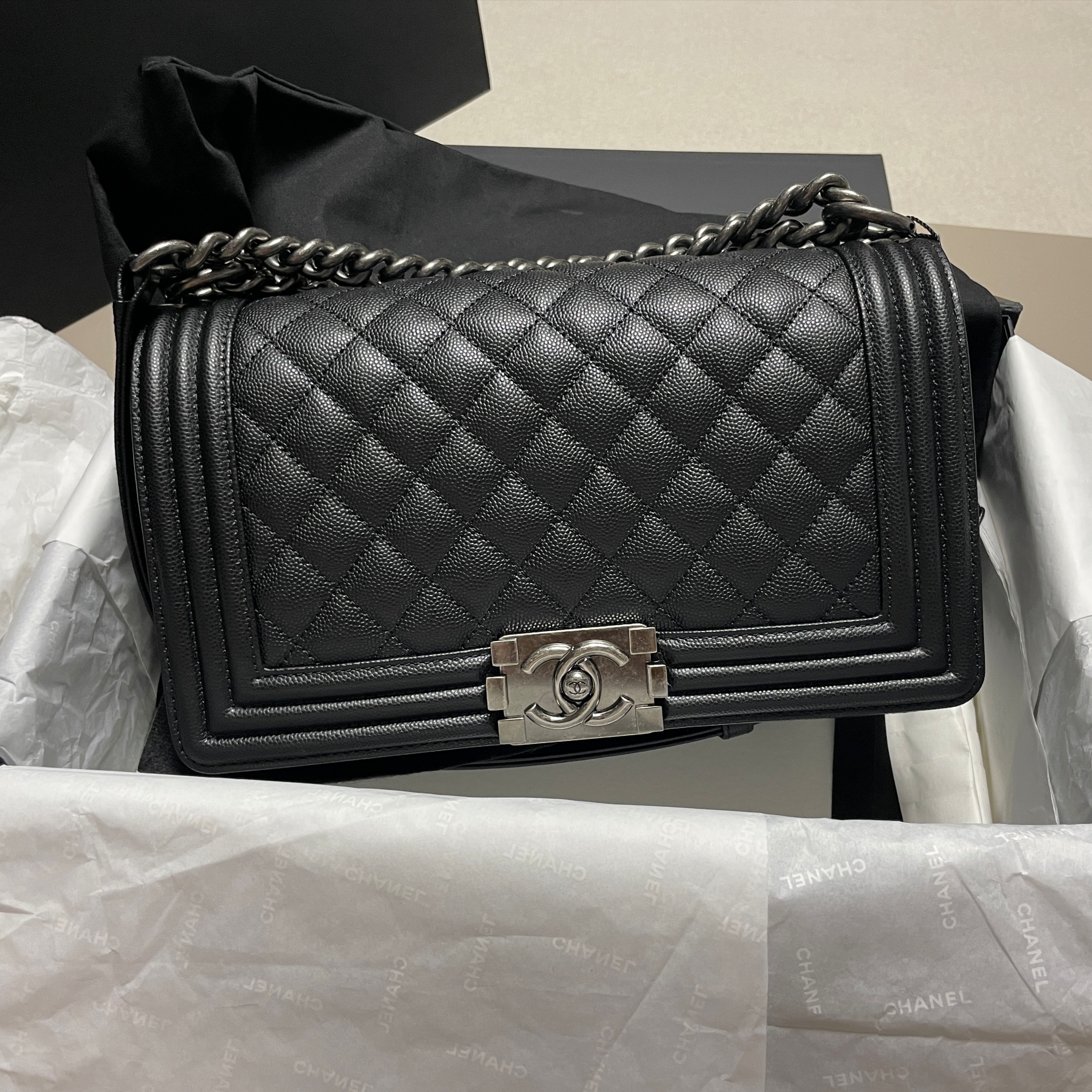 Chanel Medium Boy Chanel Handbag Grained Calfskin & Ruthenium Black 착용 스타일