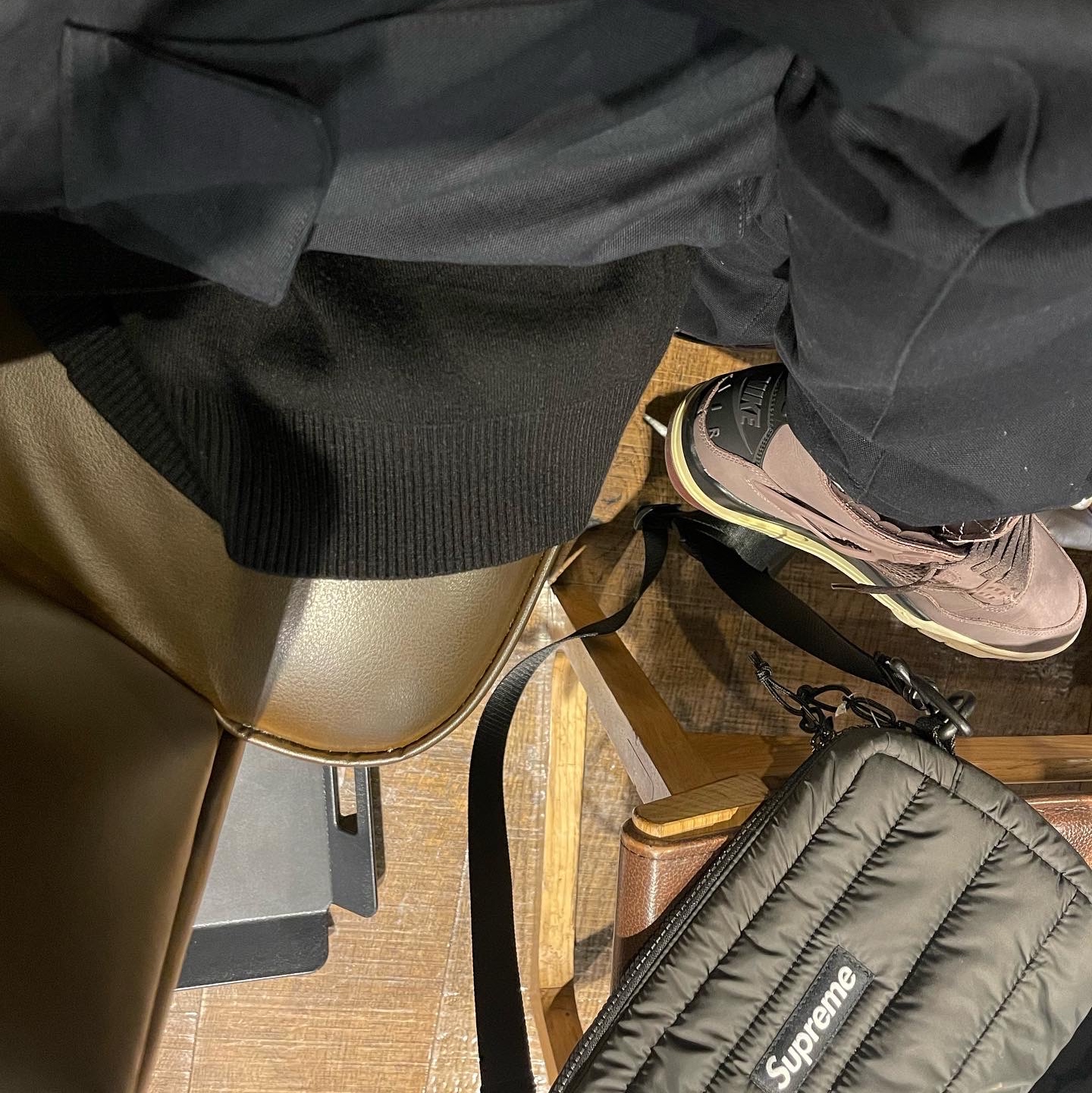 Jordan 4 x A Ma Maniere Retro Violet Ore, Supreme Puffer Side Bag Black - 22FW 착용 스타일