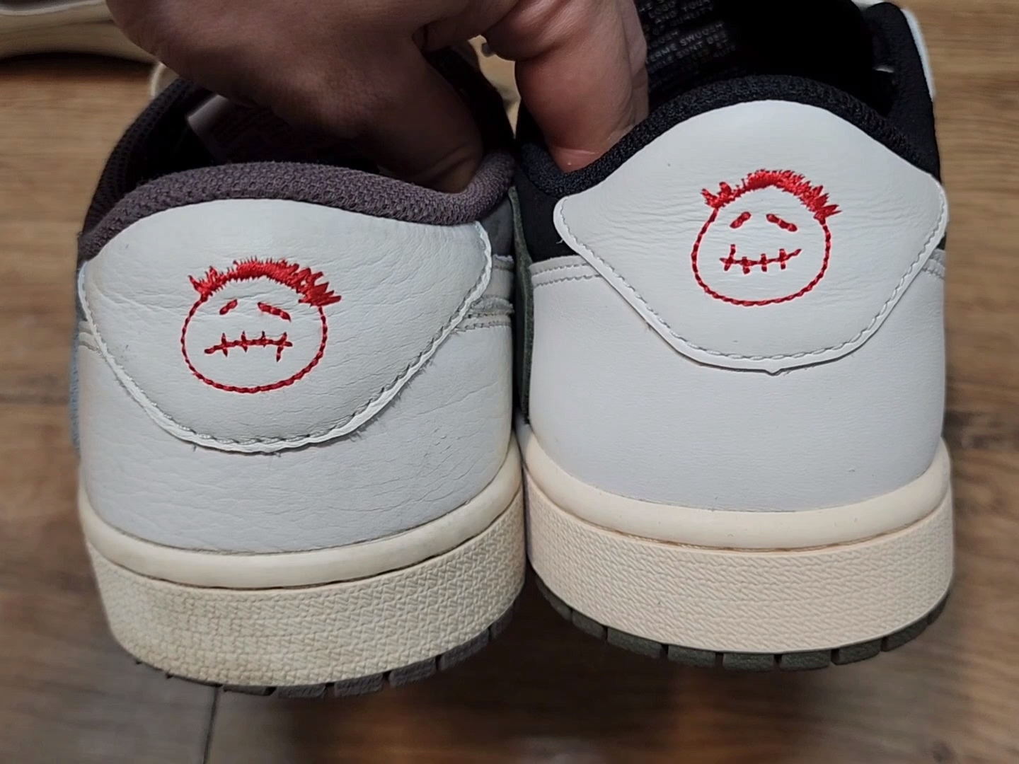 (W) Jordan 1 x Travis Scott Retro Low OG SP Medium Olive, Jordan 1 x Travis Scott Retro Low OG SP Sail and Ridgerock 착용 스타일 - 4