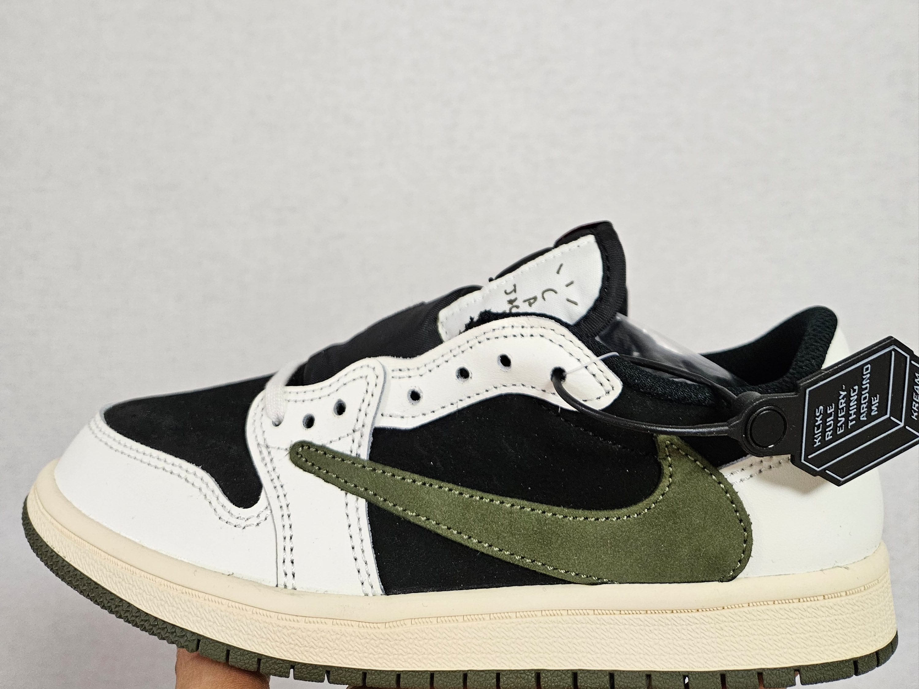 (PS) Jordan 1 x Travis Scott Retro Low OG SP Medium Olive 착용 스타일 - 1