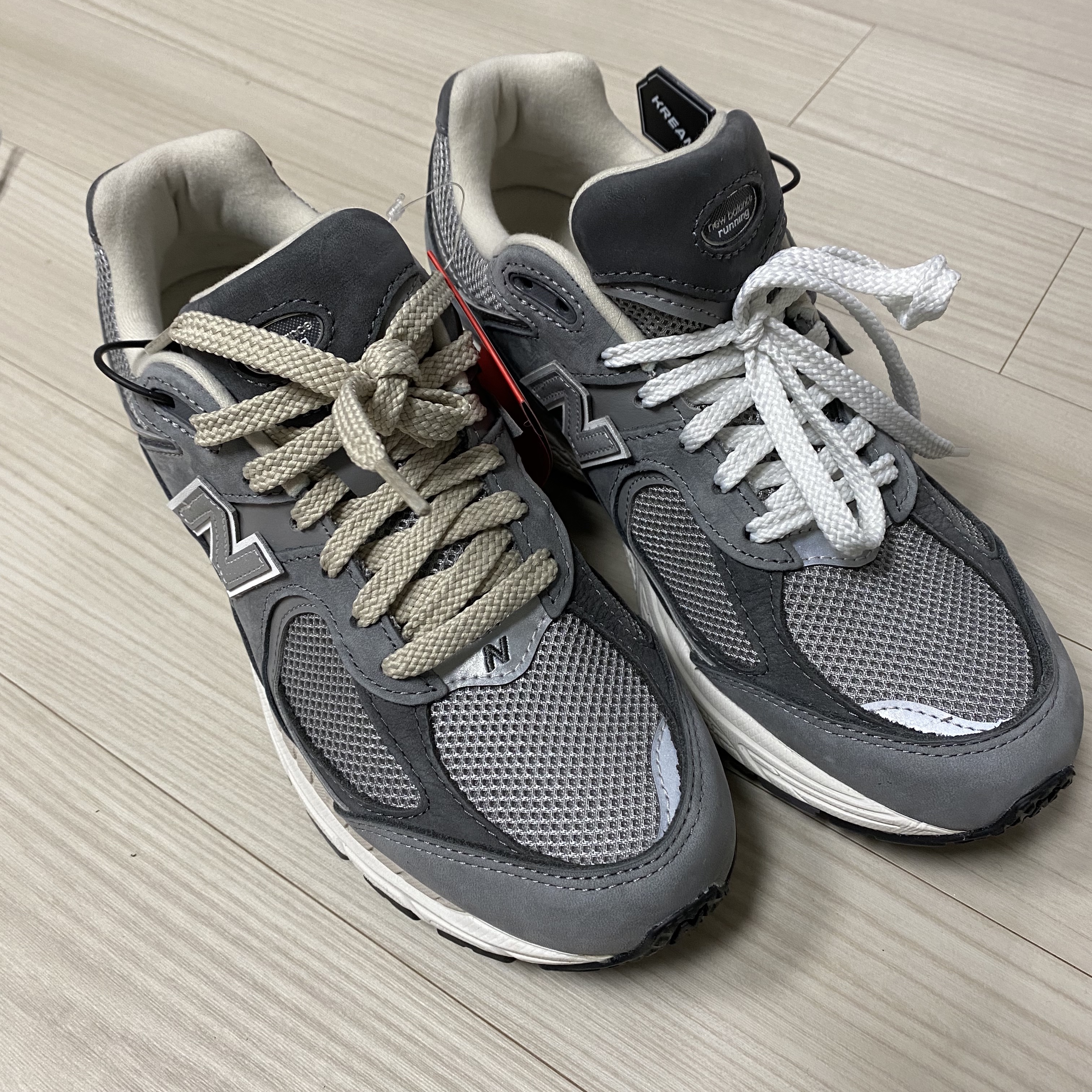 New Balance 2002R Premium Vintage Grey 착용 스타일