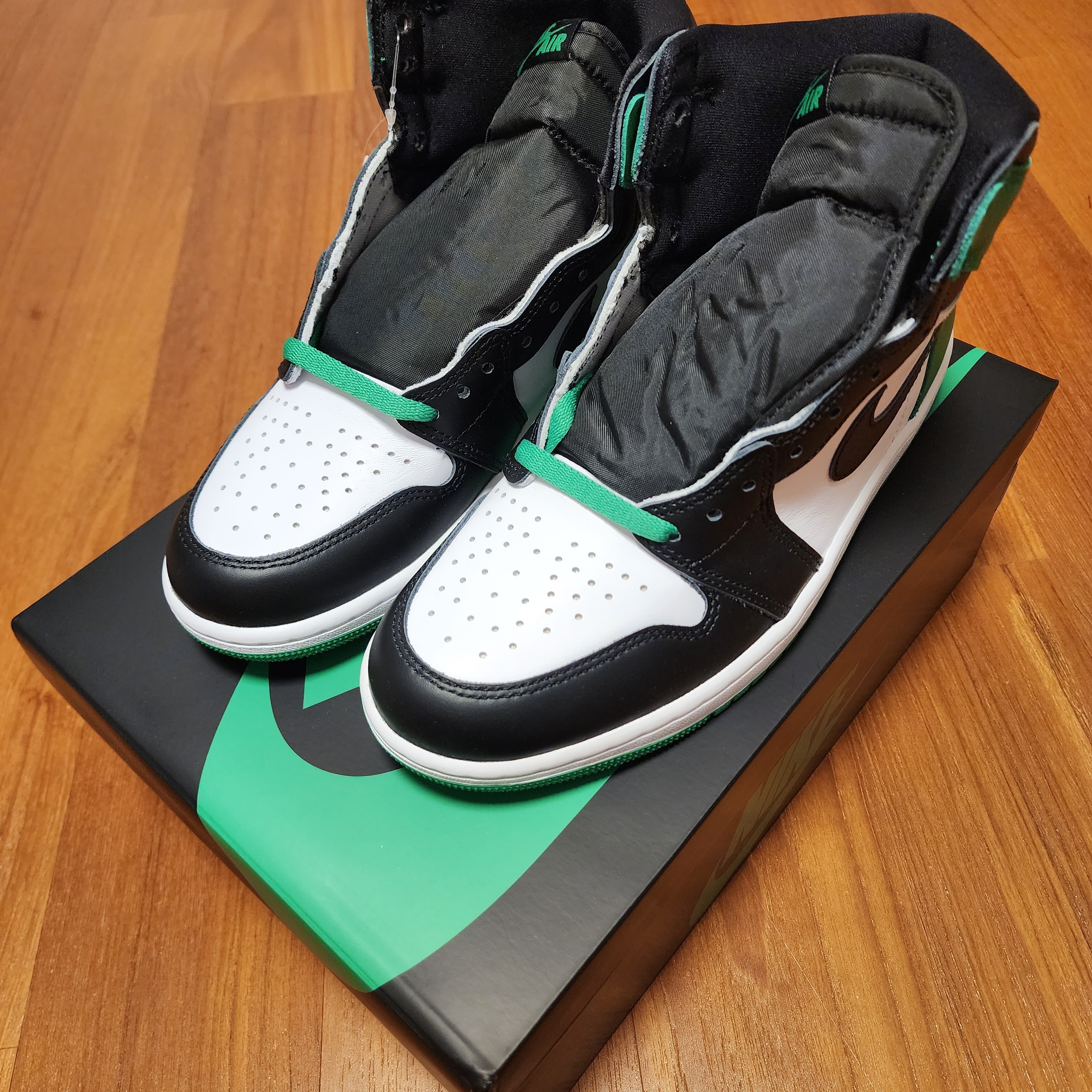 Jordan 1 Retro High OG Black and Lucky Green 착용 스타일 - 3