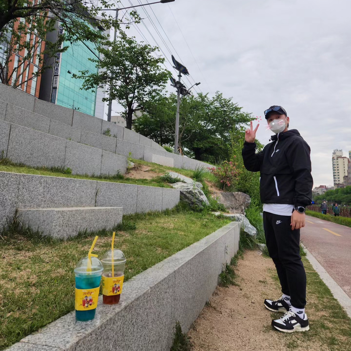 (W) Nike Zoom Vomero 5 Wolf Grey and Black 착용 스타일